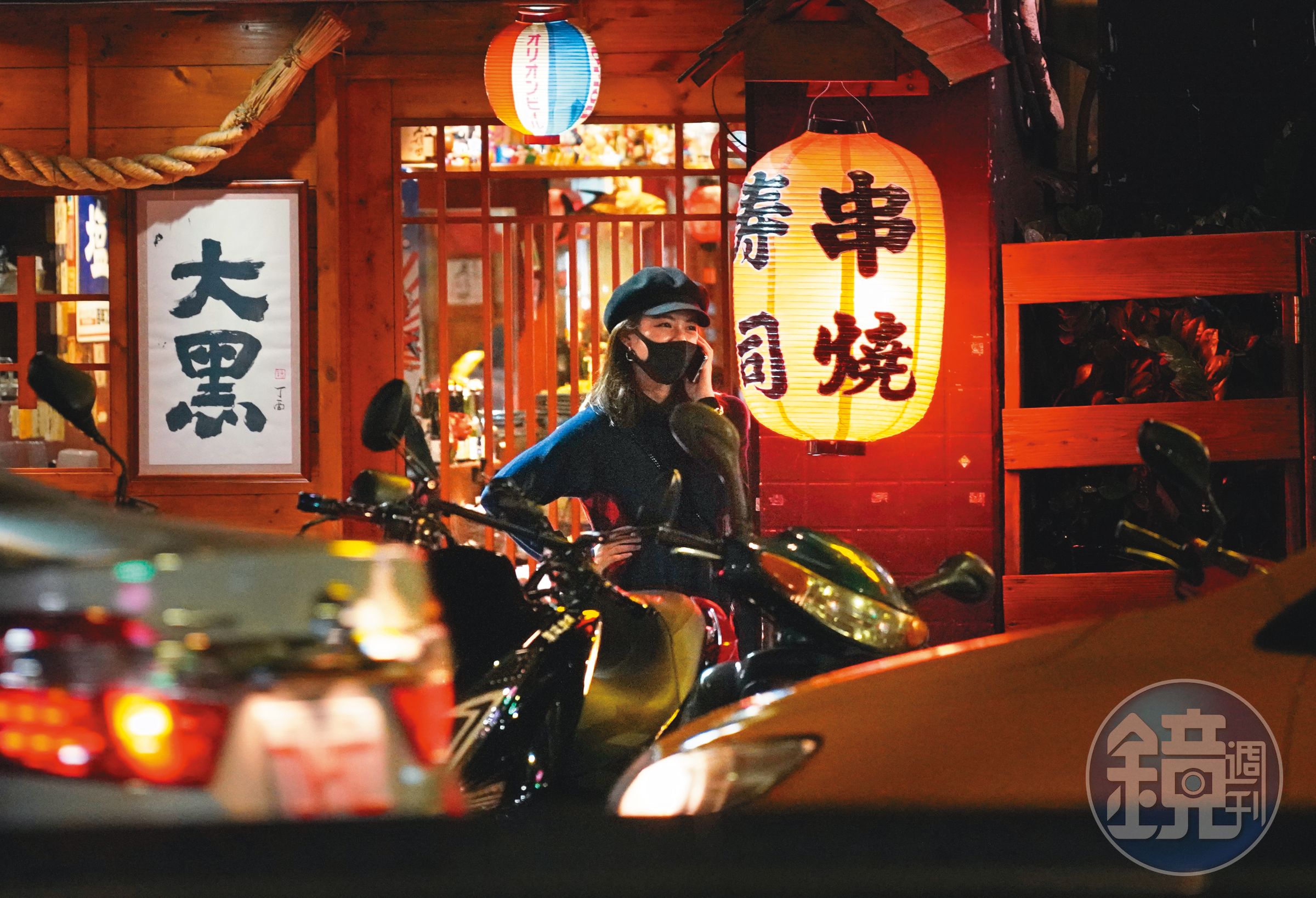 本刊曾經拍到宋芸樺深夜一邊走路、一邊春心蕩漾地講著電話，表情看來相當甜蜜。