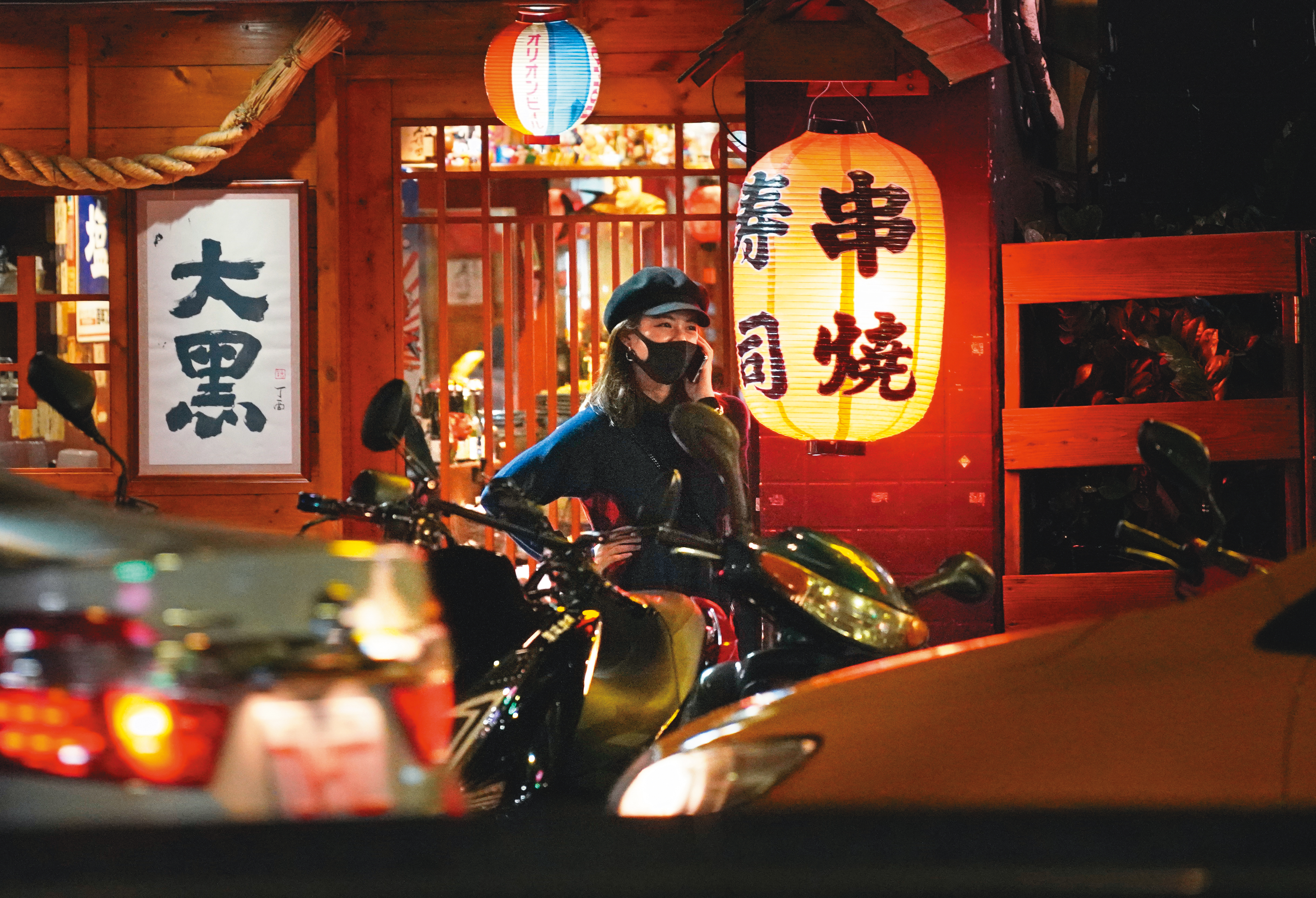本刊曾經拍到宋芸樺深夜一邊走路、一邊春心蕩漾地講著電話，表情看來相當甜蜜。