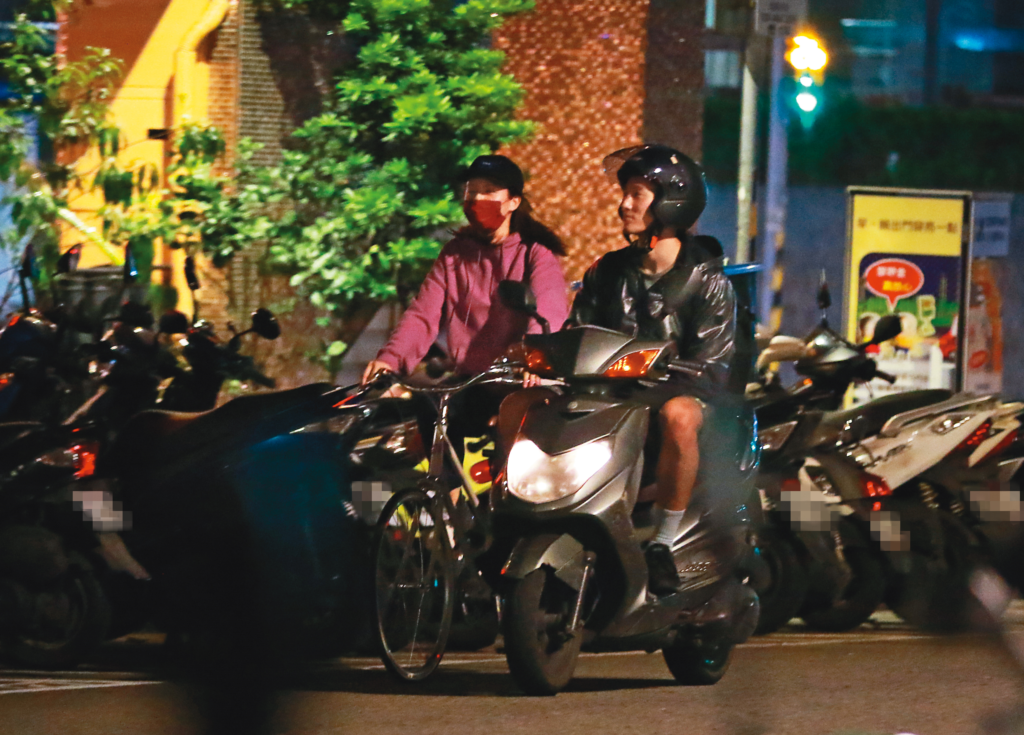 2月23日22：07宋芸樺（左）等男子（右）打完球後，一起慢慢回家。