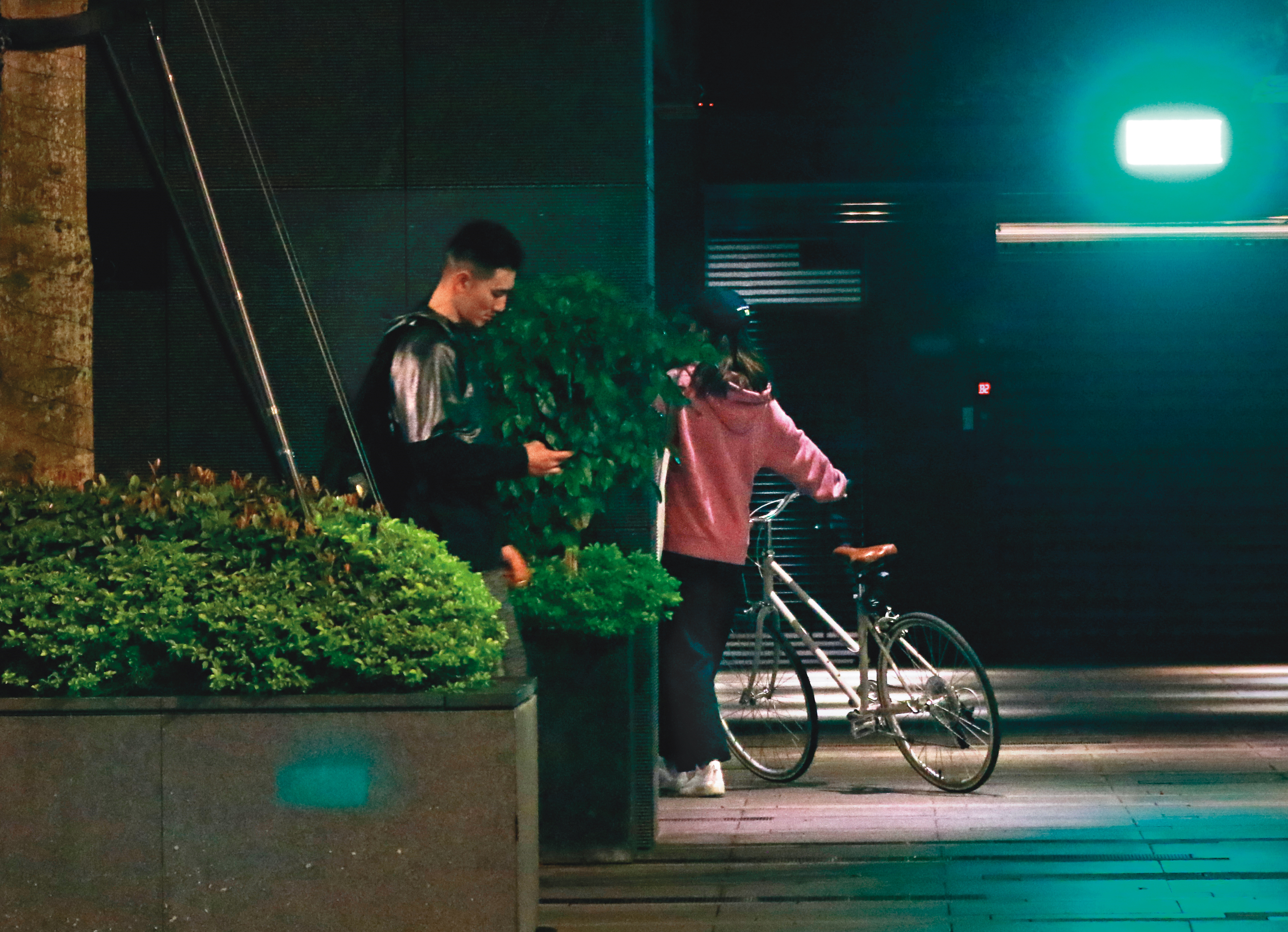 2月23日22：31夜深了，氣氛也佳，宋芸樺終於低調地展開自己的新戀情，男生看來也很樸實。