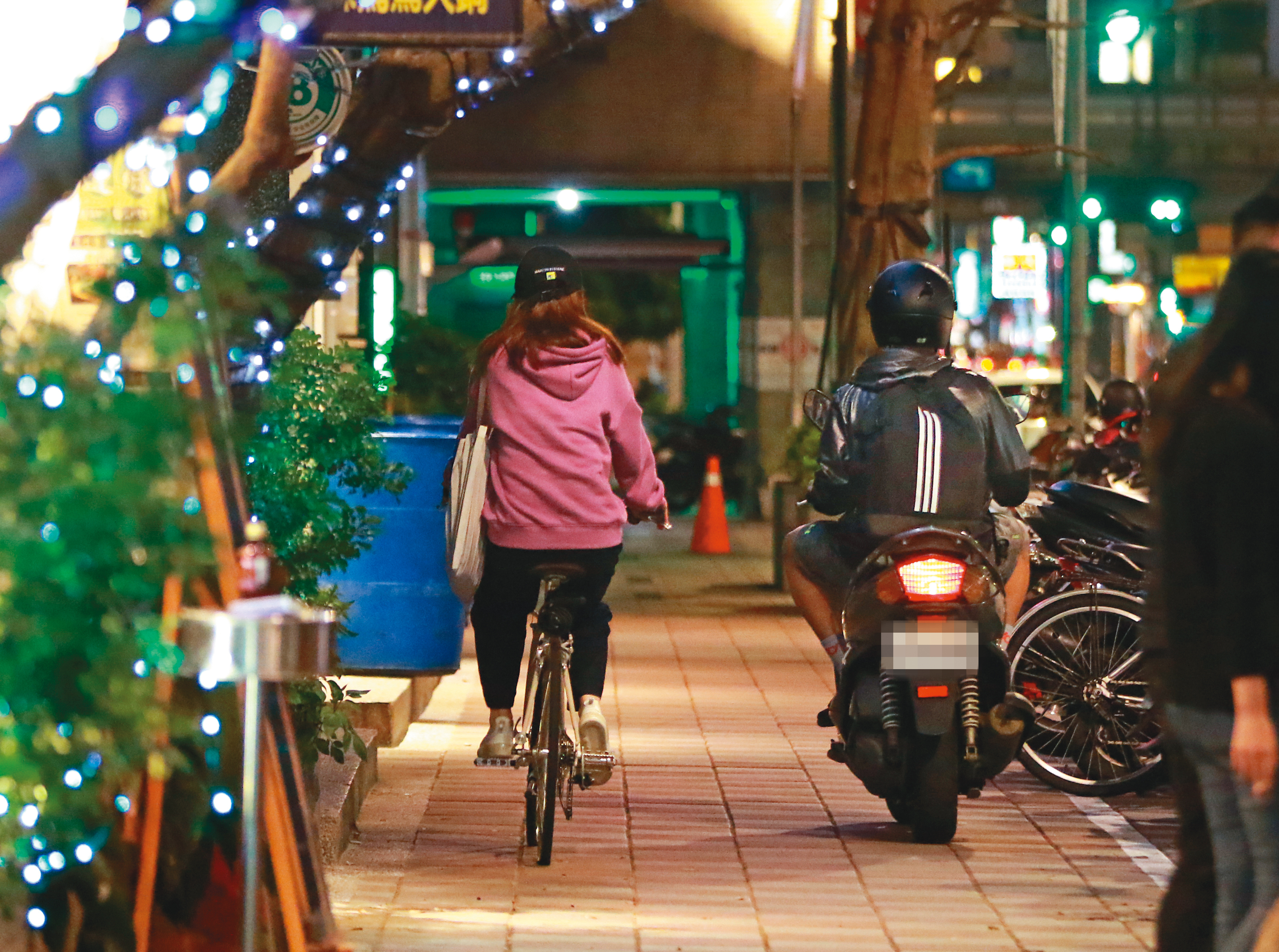 2月23日22：09宋芸樺騎腳踏車、男子則騎機車，兩人在人行道並行妨礙路人路權。