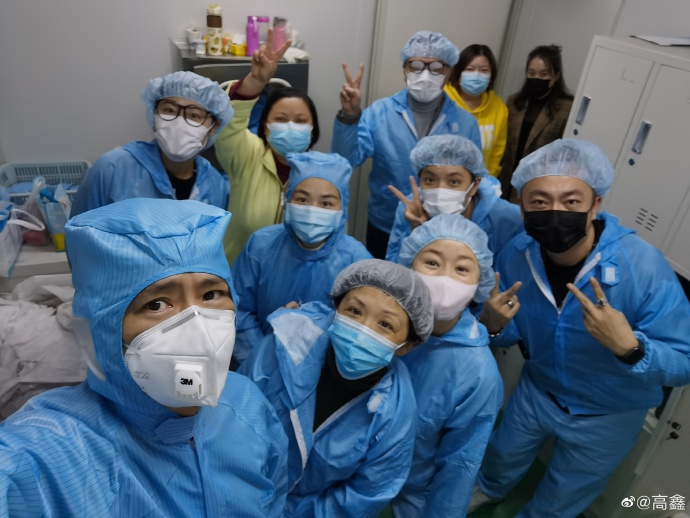 高鑫邀請10位朋友一起到口罩工廠當義工。（翻攝自高鑫微博）