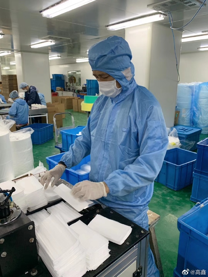 高鑫在微博分享口罩的製作流程。（翻攝自高鑫微博）