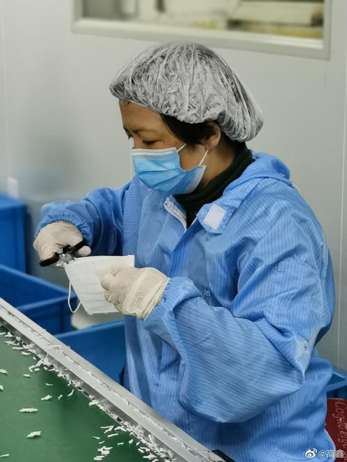 高鑫揪友人到口罩工廠當義工，一晚趕製4.2萬片口罩。（翻攝自高鑫微博）
