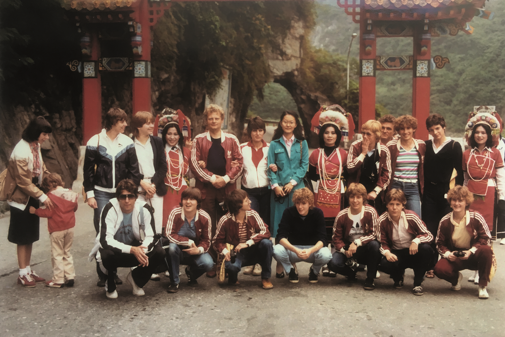 當年來台灣比賽的德國女子足球代表隊，還跑去花蓮太魯閣玩。（Mindjazz Pictures提供）