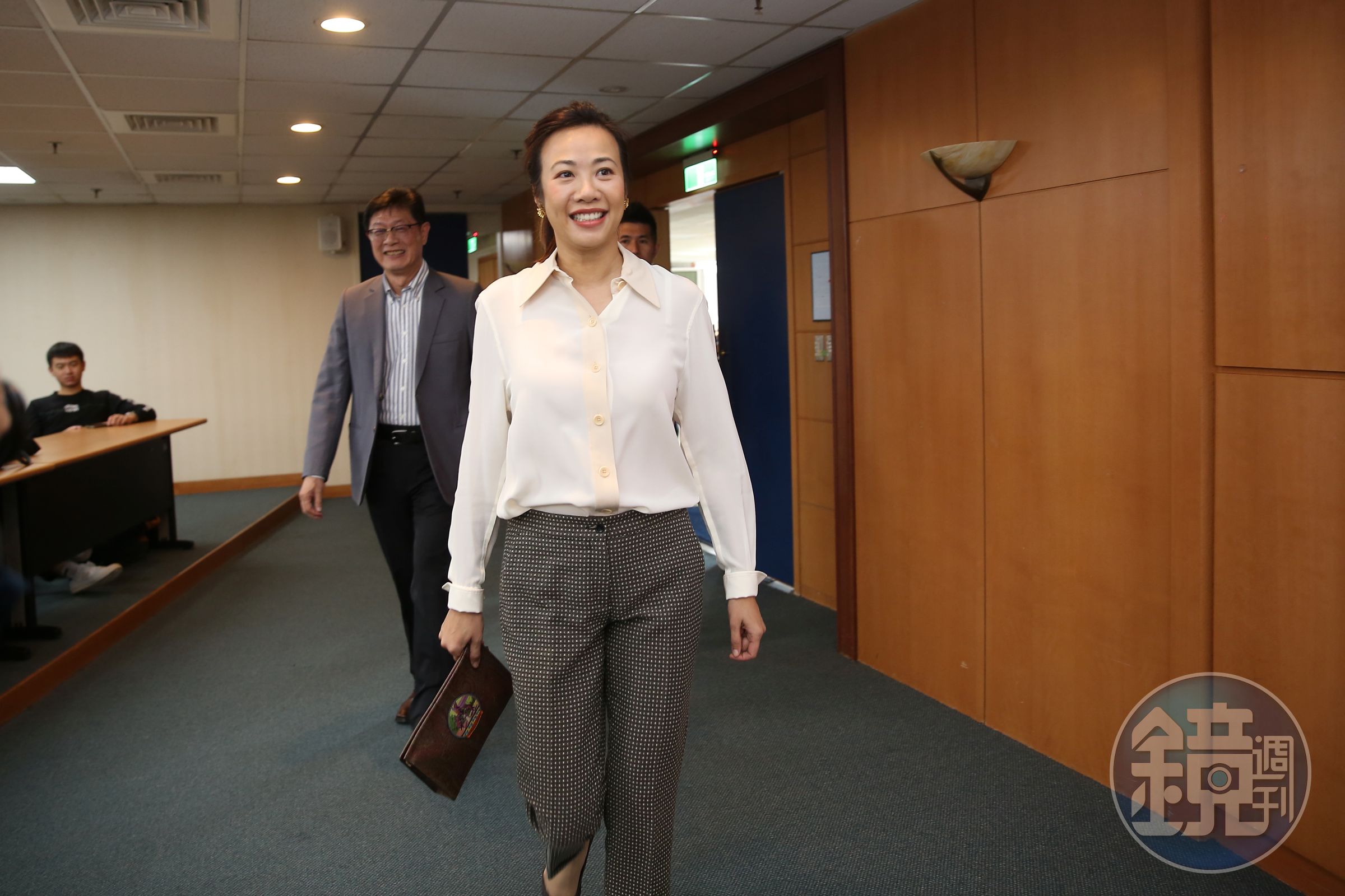吳昕豪的堂姊、新壽副總吳欣盈早已回新光歷練，還替民眾黨披戰袍競選不分區立委。