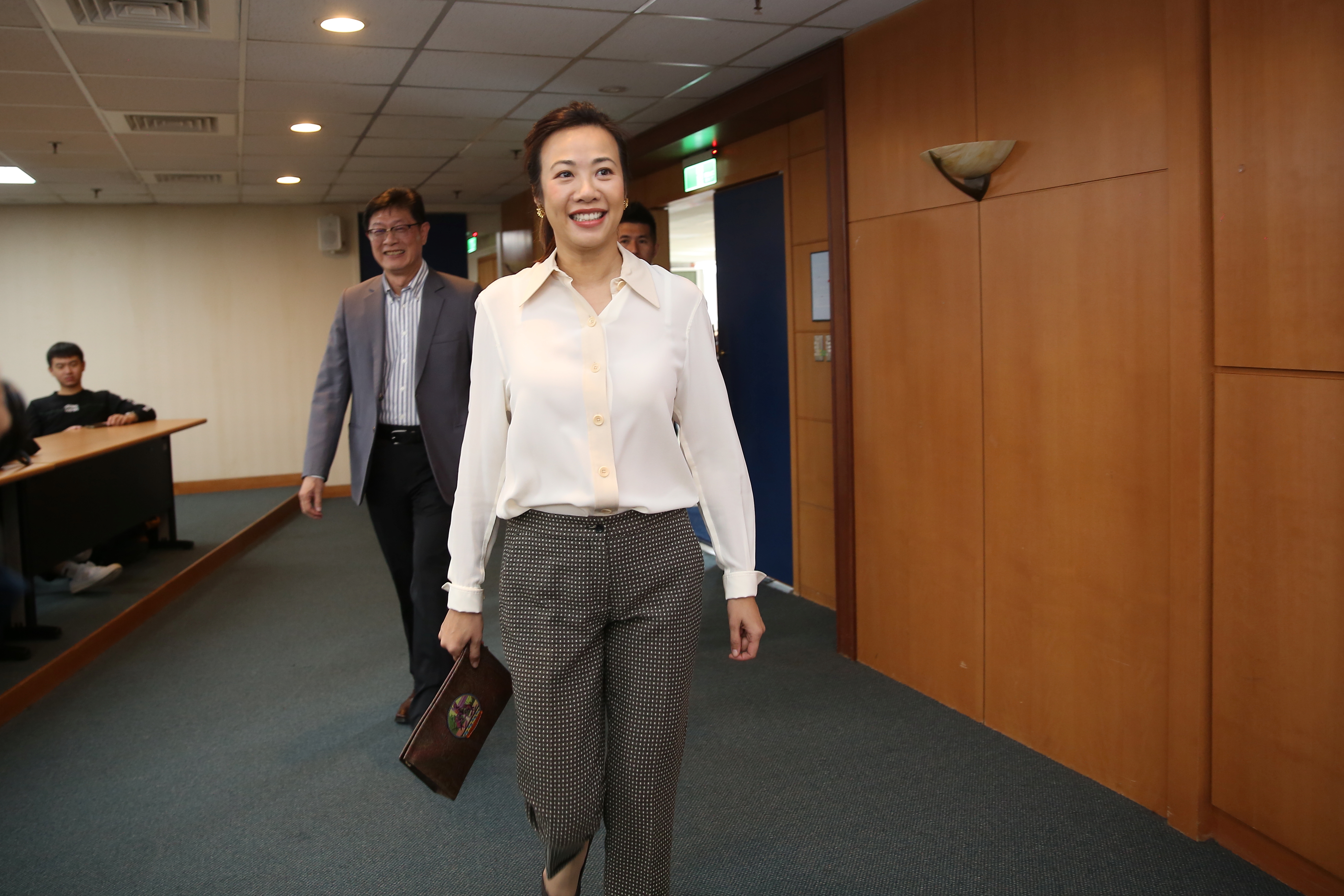 吳昕豪的堂姊、新壽副總吳欣盈早已回新光歷練，還替民眾黨披戰袍競選不分區立委。