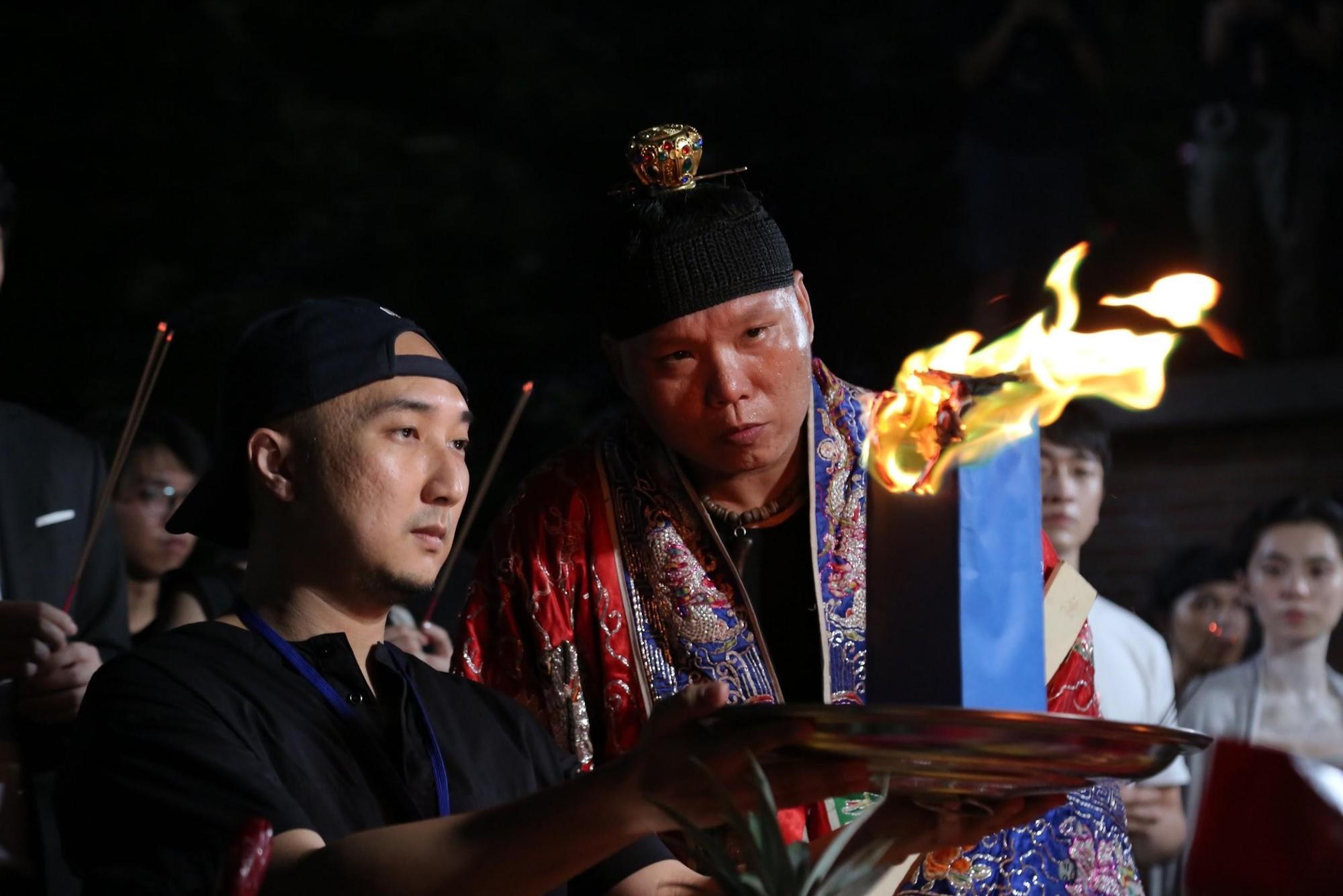 經驗豐富的宗教顧問龍哥（前右）在拍片現場把關，讓導演奚岳隆（前左）與劇組平安拍攝。（傳影互動提供）