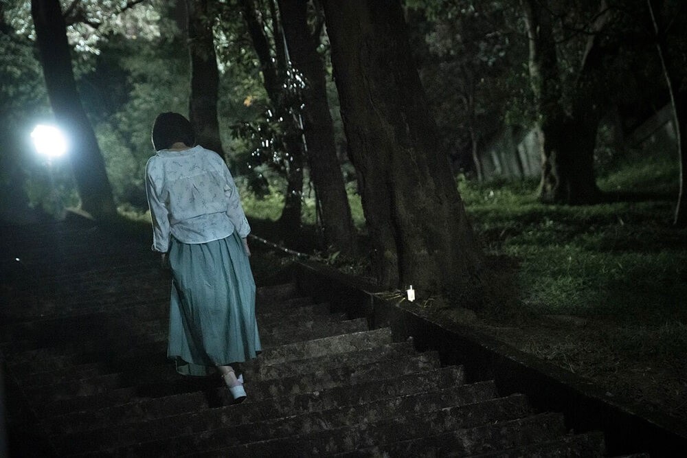 《女鬼橋》故事靈感來自某中部大學的「女鬼橋」傳說,與學生在橋上直播疑似撞鬼的新聞。(傳影互動提供)