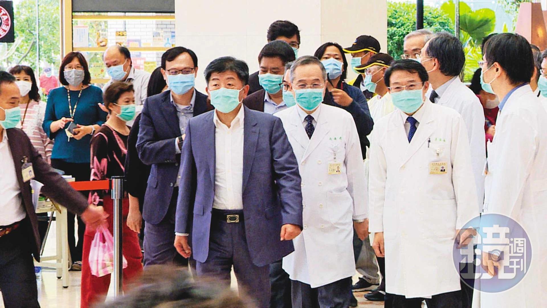中央流行疫情指揮中心指揮官陳時中視察台北榮總醫院防疫部署,並認為強力取締非法外籍看護會造成照顧人力短缺,應以輔導陪病安全代替取締。