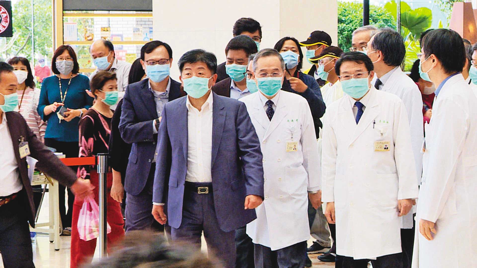 中央流行疫情指揮中心指揮官陳時中視察台北榮總醫院防疫部署,並認為強力取締非法外籍看護會造成照顧人力短缺,應以輔導陪病安全代替取締。