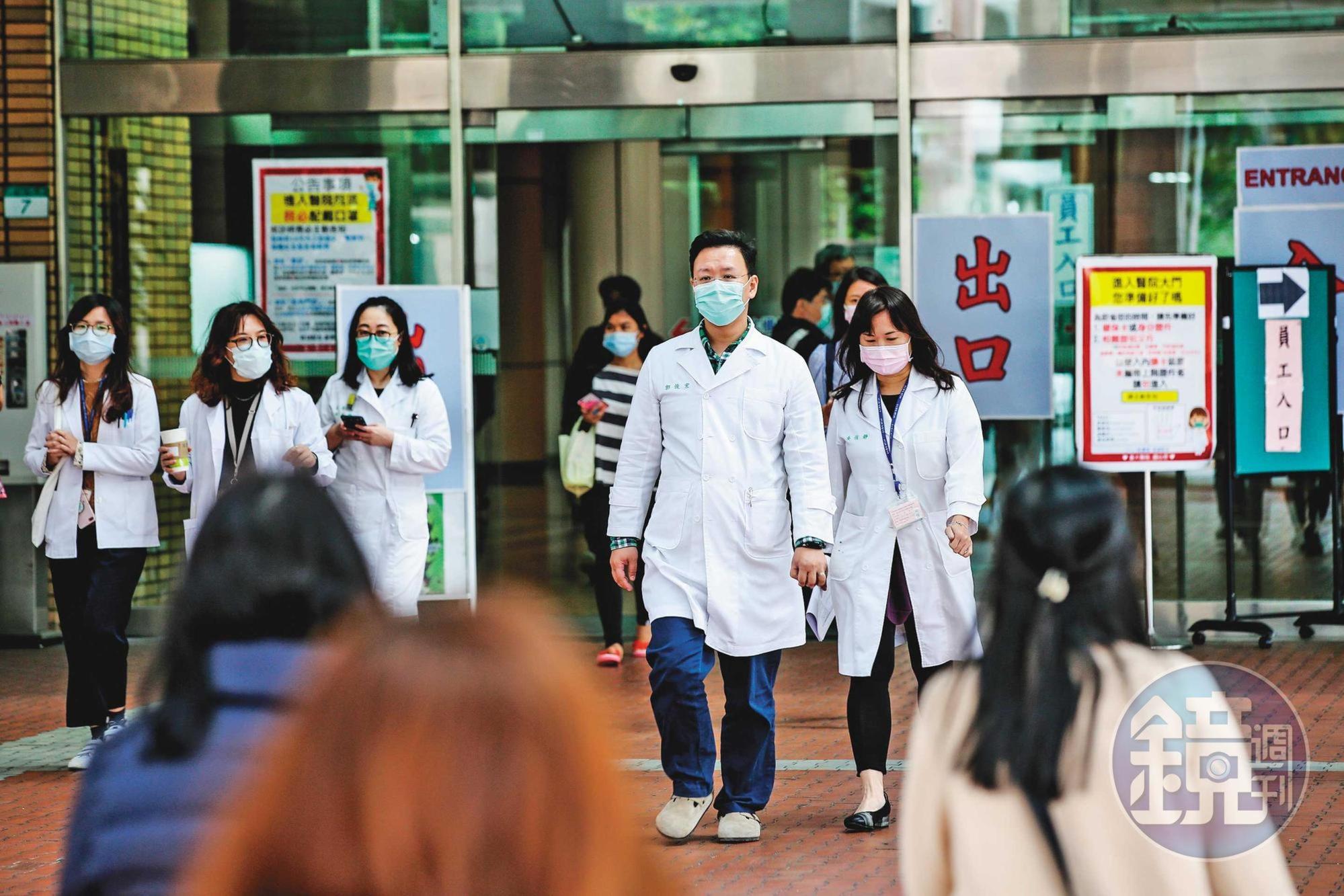 台灣已出現院內感染個案,各大醫院如何守住防線不讓疫情癱瘓醫療能量,同樣成為考驗。