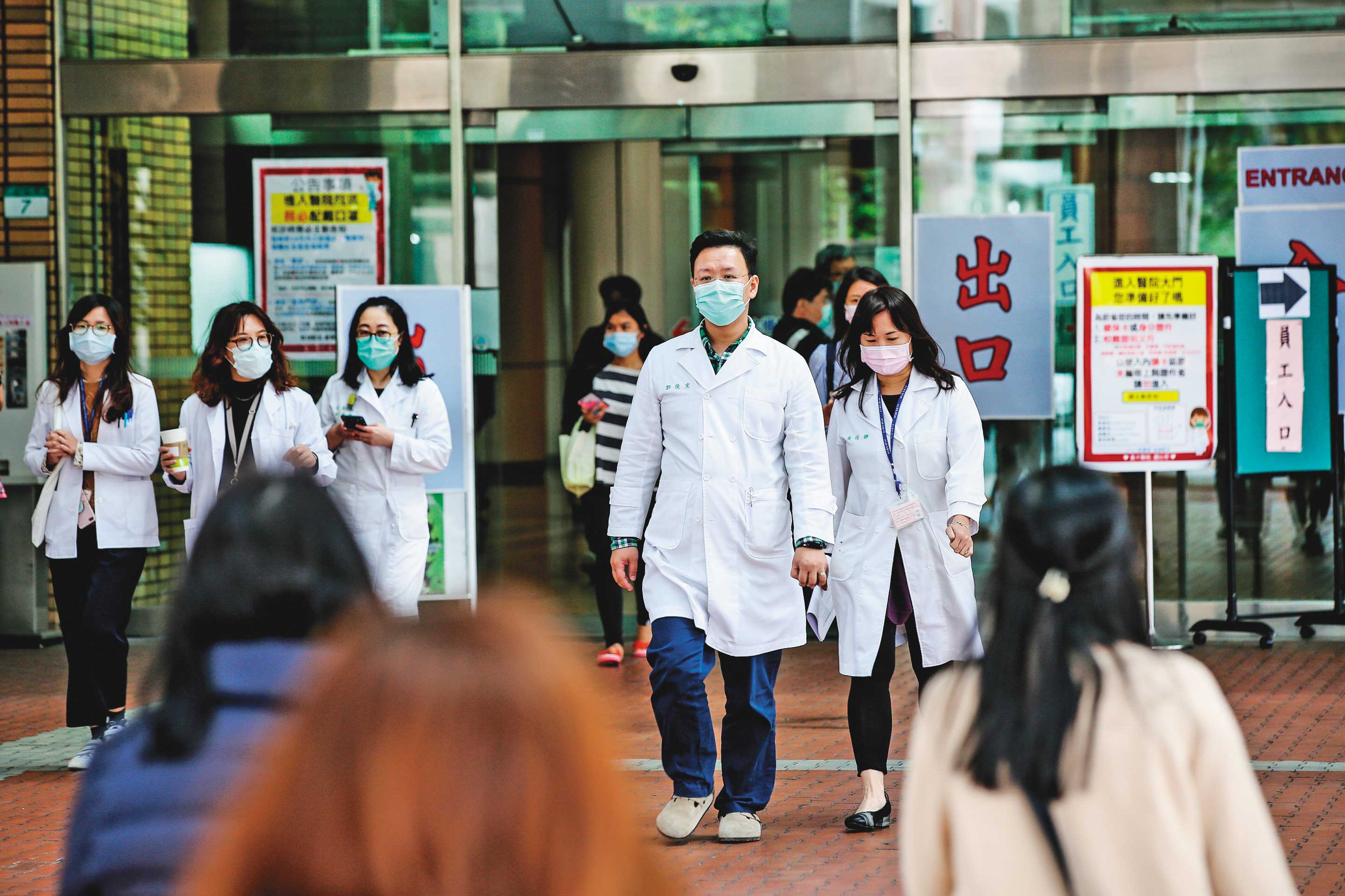 台灣已出現院內感染個案,各大醫院如何守住防線不讓疫情癱瘓醫療能量,同樣成為考驗。