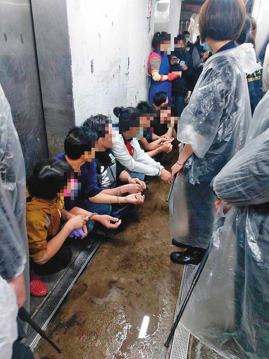 無證移工常被稱為「非法、逃跑」,無形被貼上罪犯標籤,被檢舉便送入收容所、強制遣返,民間團體呼籲正視他們的人權。圖為移民署去年取締畫面。(翻攝畫面)