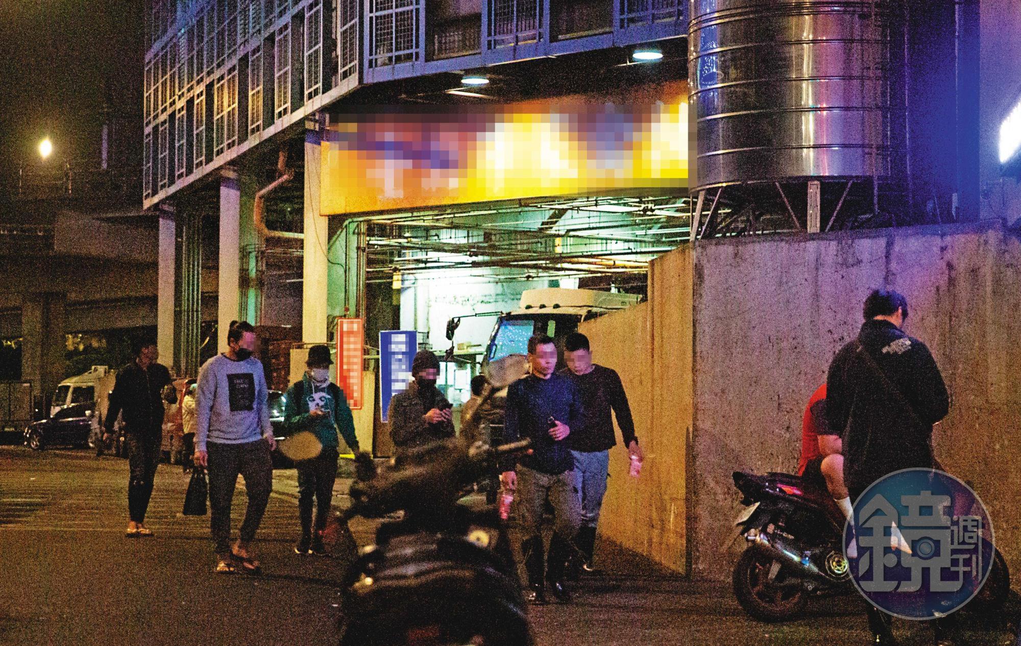 2/29 21:48 屠宰業者所聘的無證移工及台籍員工,陸續進入屠宰場工作。