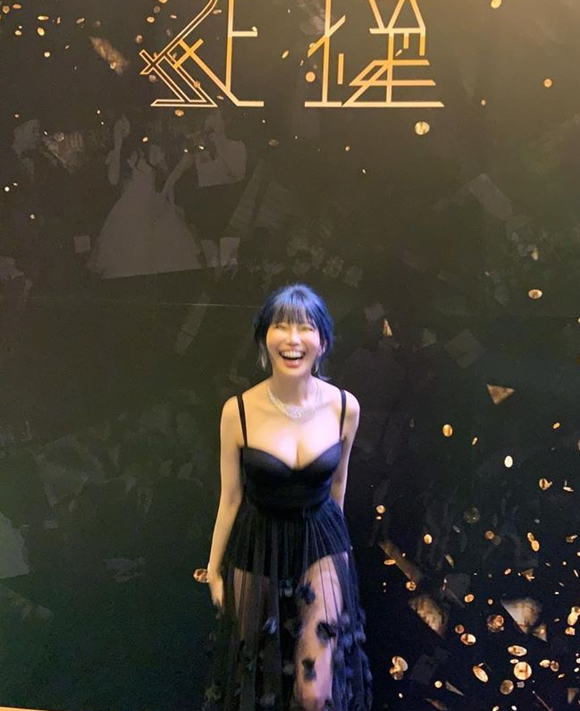 阿樂最近接下主持任務,YouTube頻道《上班不要看》舉辦的第2屆走鐘獎,打扮大露事業線。(翻攝自阿樂IG)