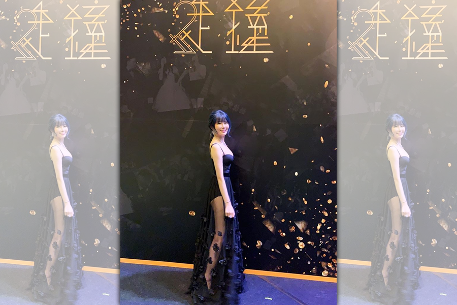 阿樂下半身的透膚紗裙讓美腿曲線一覽無遺。（翻攝自阿樂IG）