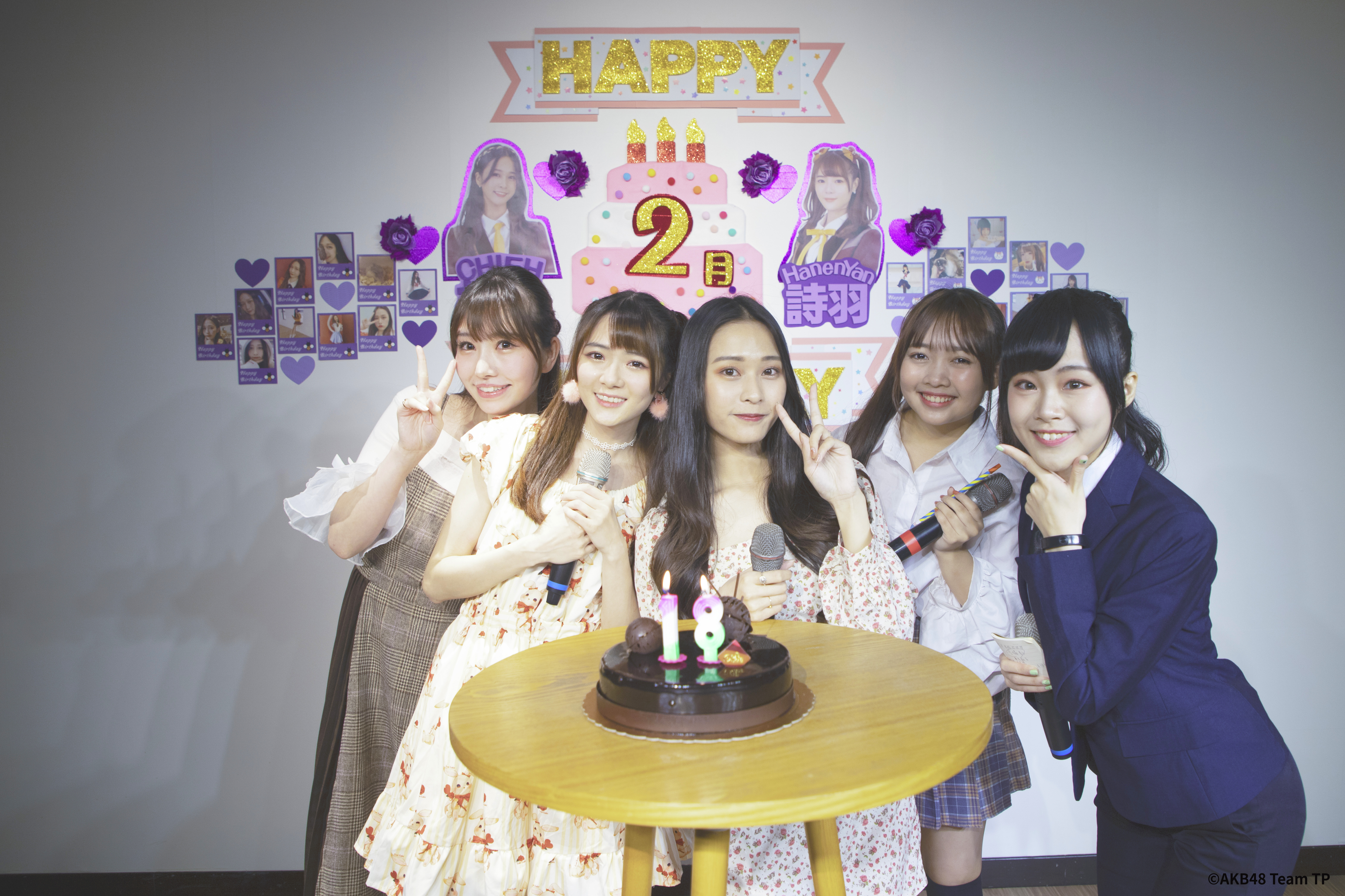 除壽星曾詩羽、林倢生日趴，邀來團員藤井麻由（左一）、張羽翎（右二）及周佳郁（右一）同台，周佳郁被嘲打扮像保全。（好言娛樂提供）