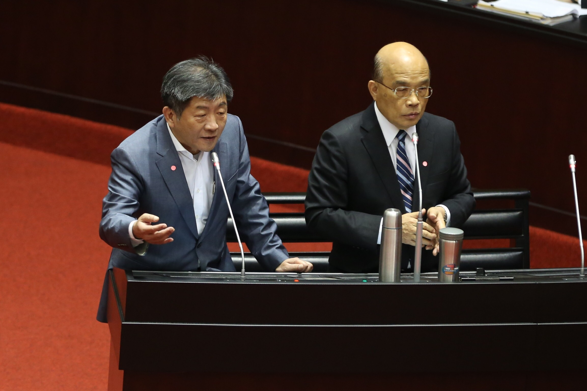 行政院長蘇貞昌（右）、衛福部長陳時中（左）在立法院備詢。