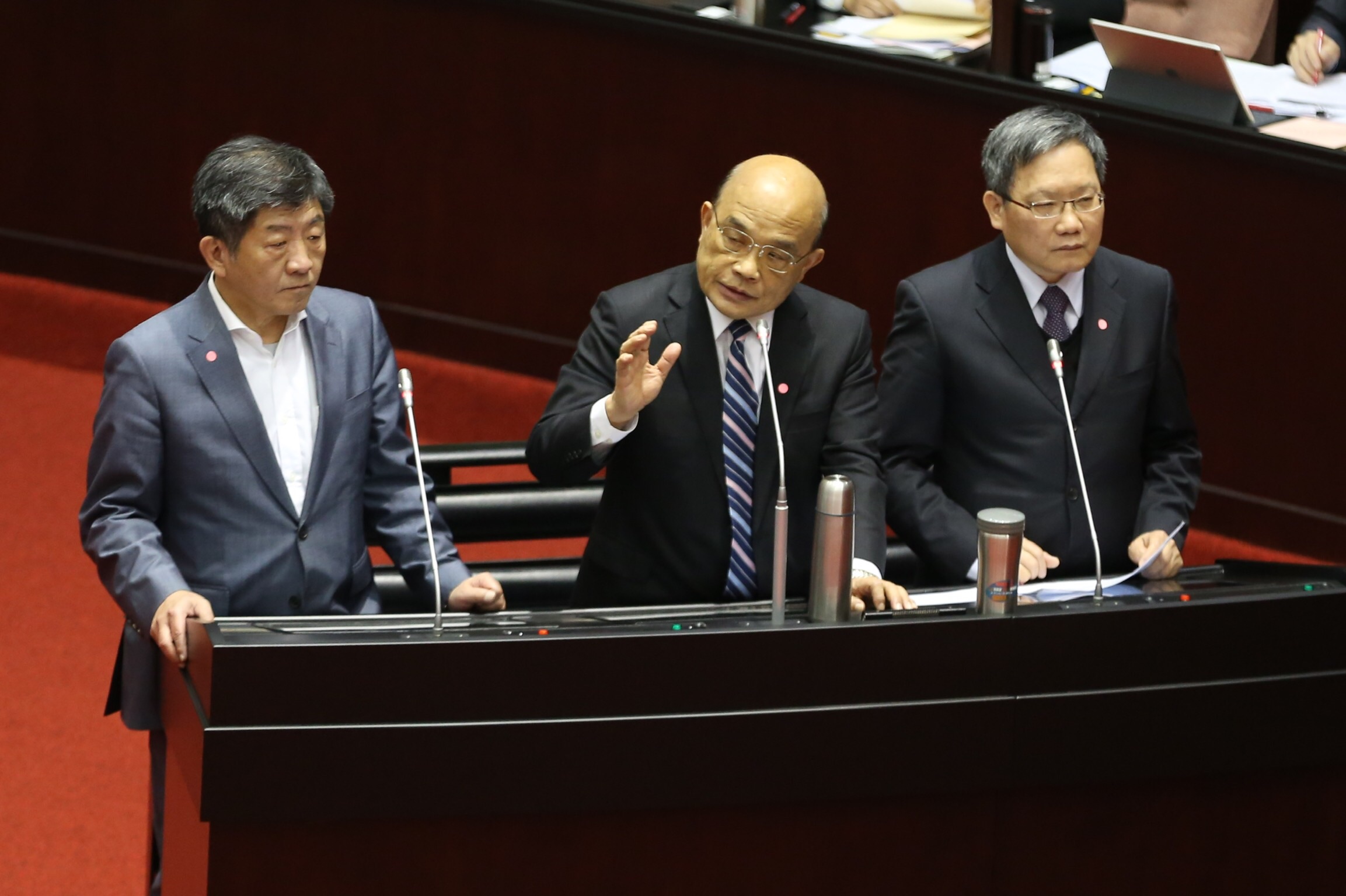 行政院長蘇貞昌（中）、衛福部長陳時中（左）、財政部長蘇建榮答詢。