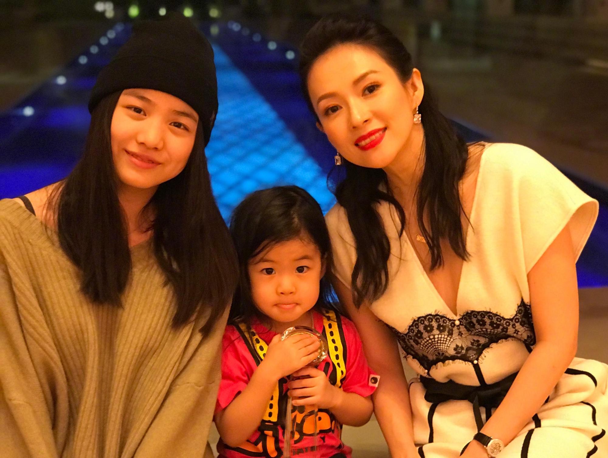 章子怡（右）與小蘋果（左）一向給外界如同親生母女般的好感情，但去年起卻屢有她被汪峰、章子怡冷落傳言。（翻攝自章子怡微薄）