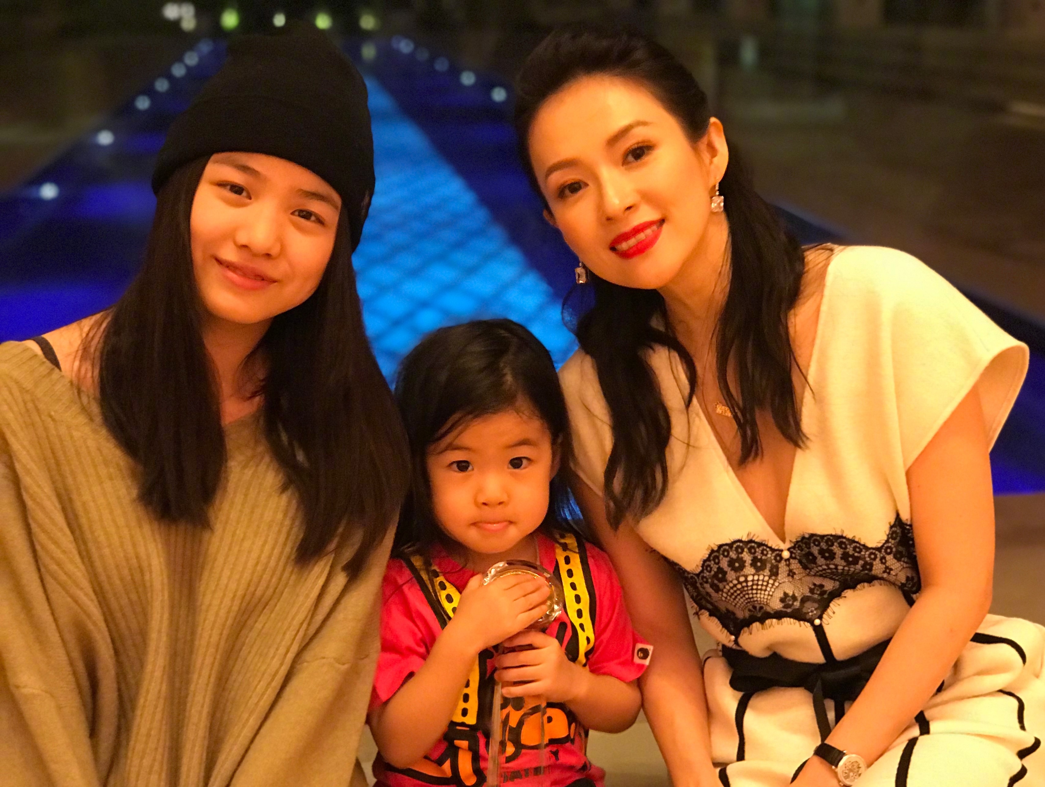 章子怡（右）與小蘋果（左）一向給外界如同親生母女般的好感情，但去年起卻屢有她被汪峰、章子怡冷落傳言。（翻攝自章子怡微薄）