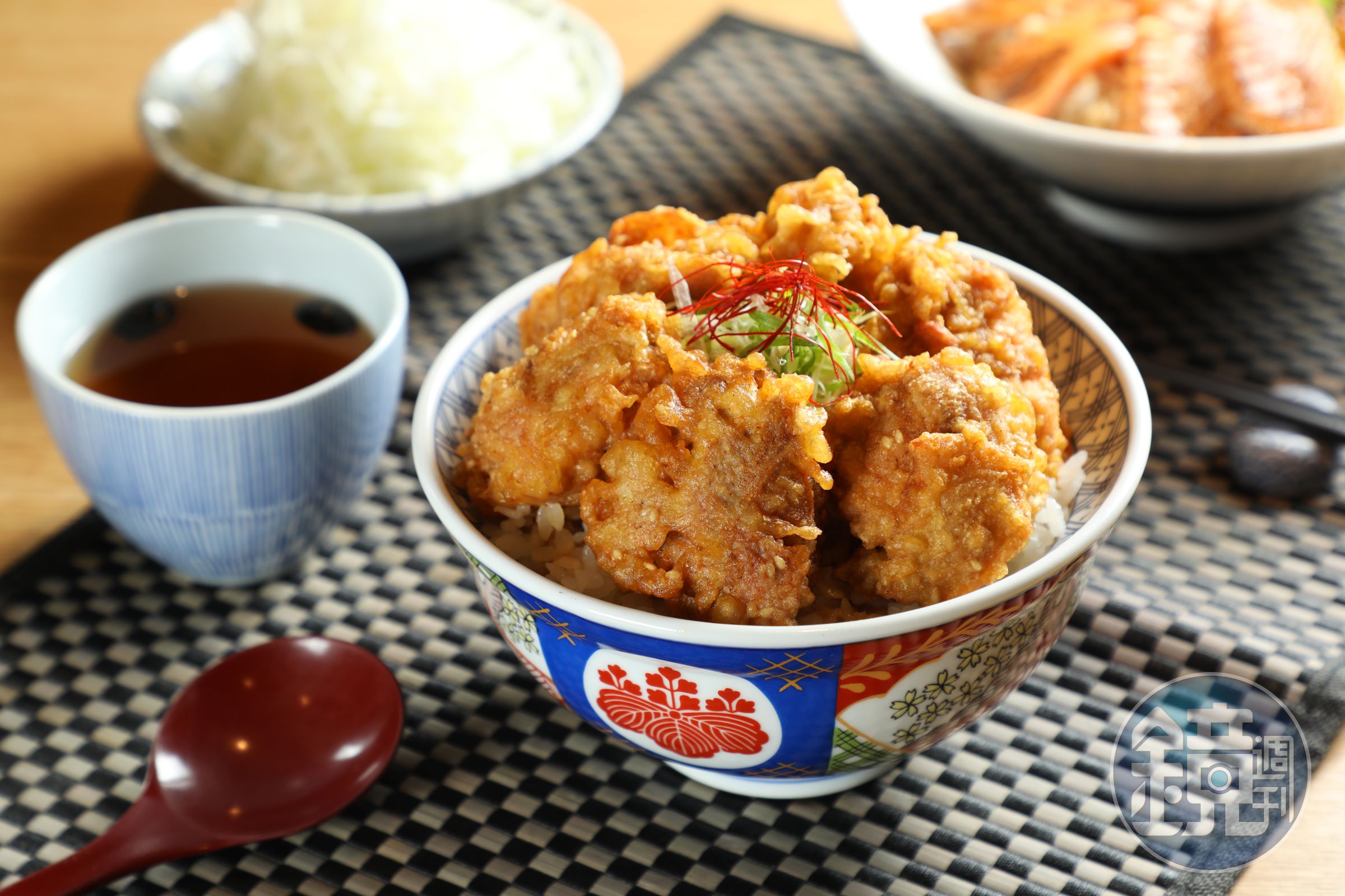 金子半之助與繼光香香雞聯名推出「香香雞天丼」，還有限時的買一送一優惠。