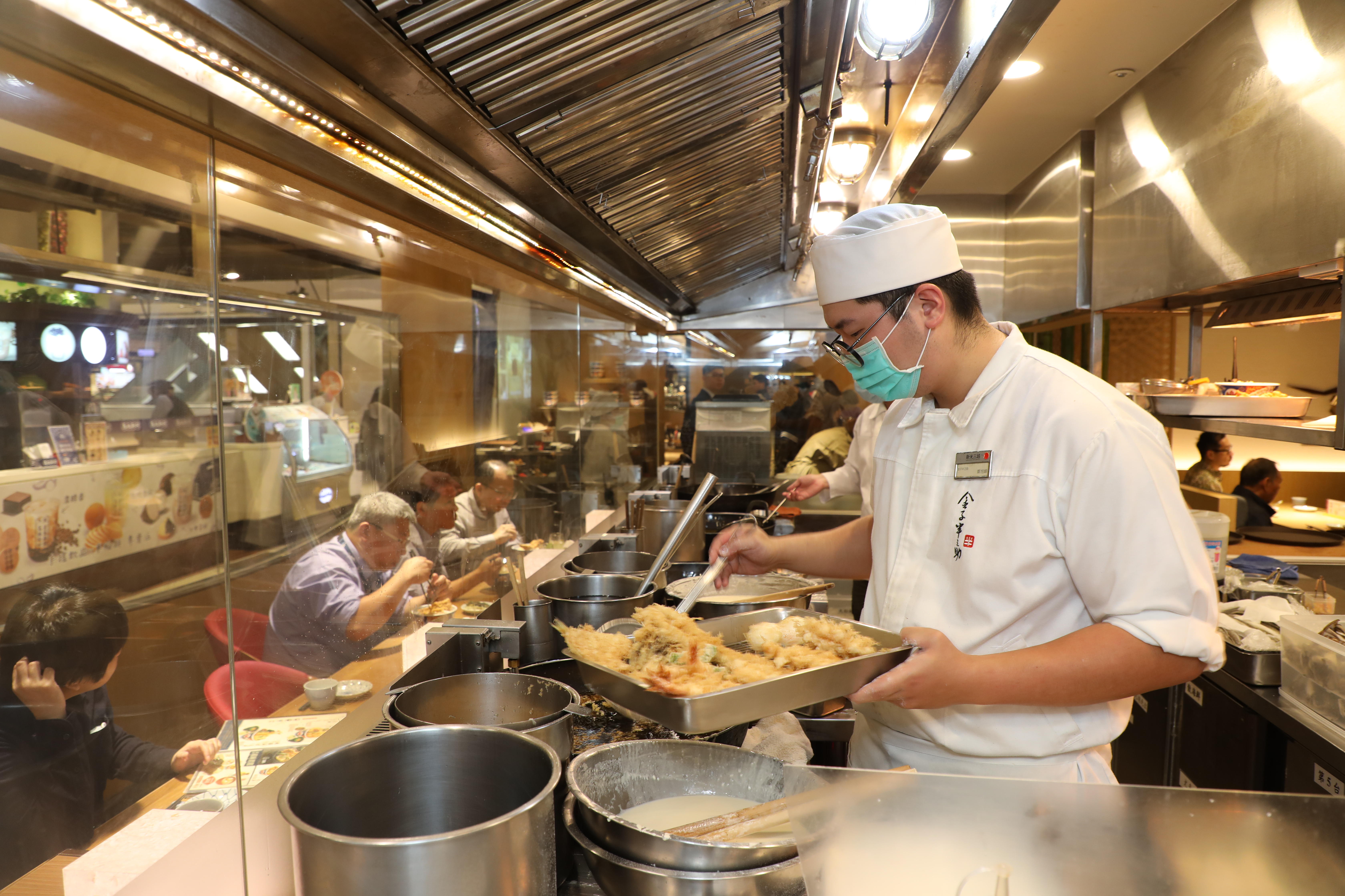 金子半之助是日本來的平價天丼店，炸功了得，食材把關也非常嚴謹。