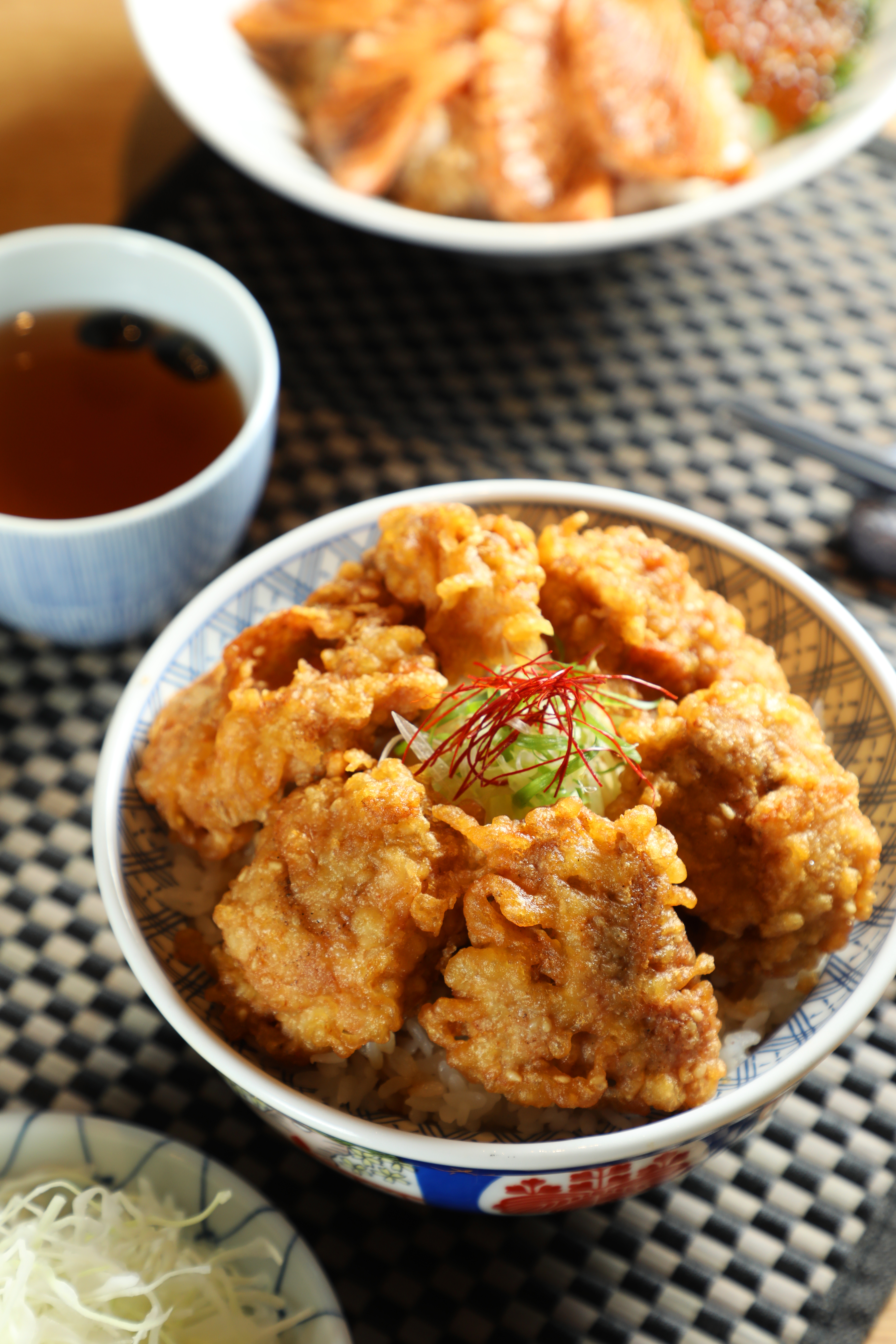 「香香雞天丼」的雞塊咬下去會噴汁，淋上醬汁配著白飯吃更是一絕。（280元／份）