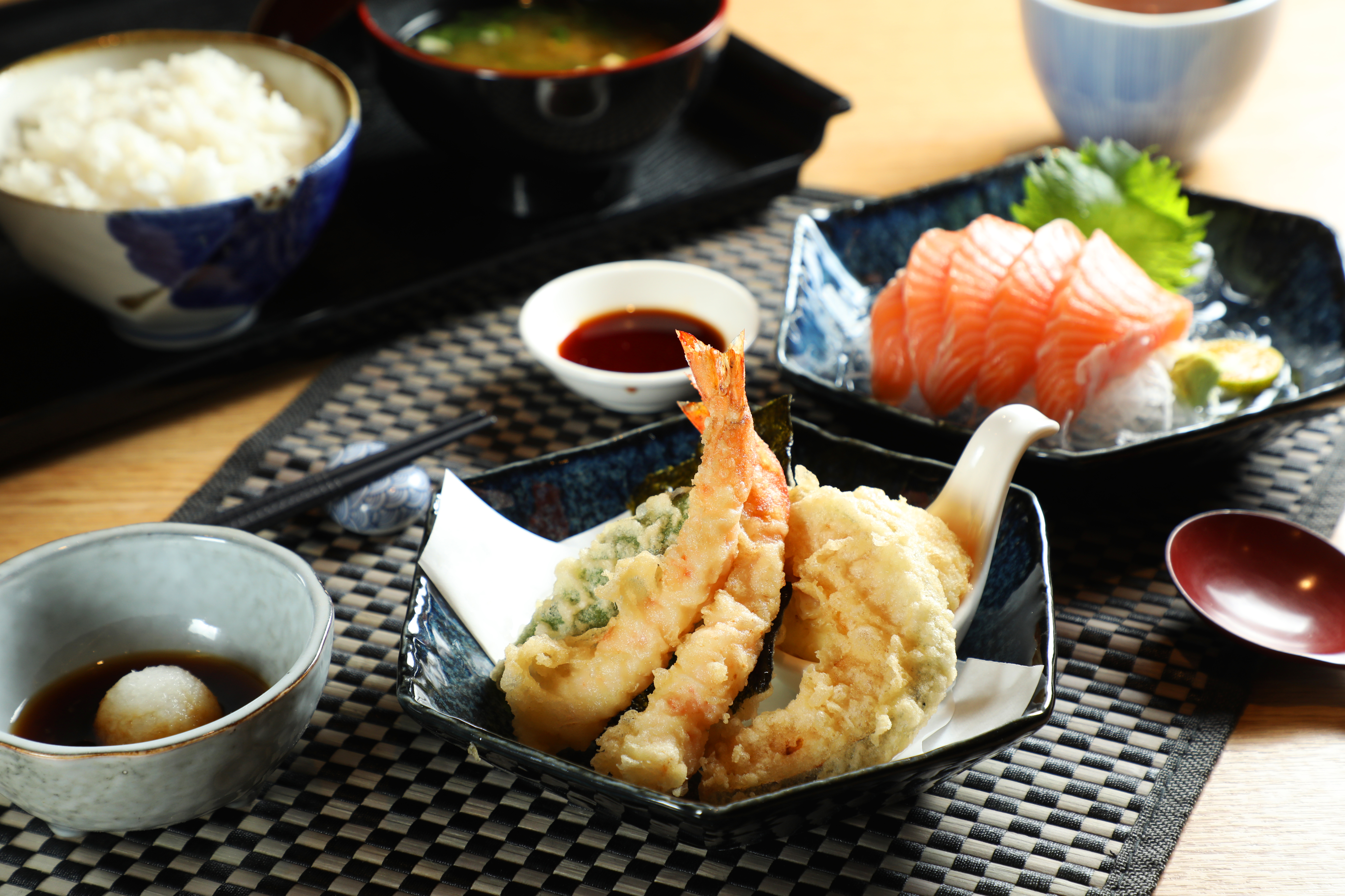 「天婦羅與生魚片定食」可一次品嘗到甜潤的鮭魚生魚片和招牌的職人天婦羅。（450元／份）