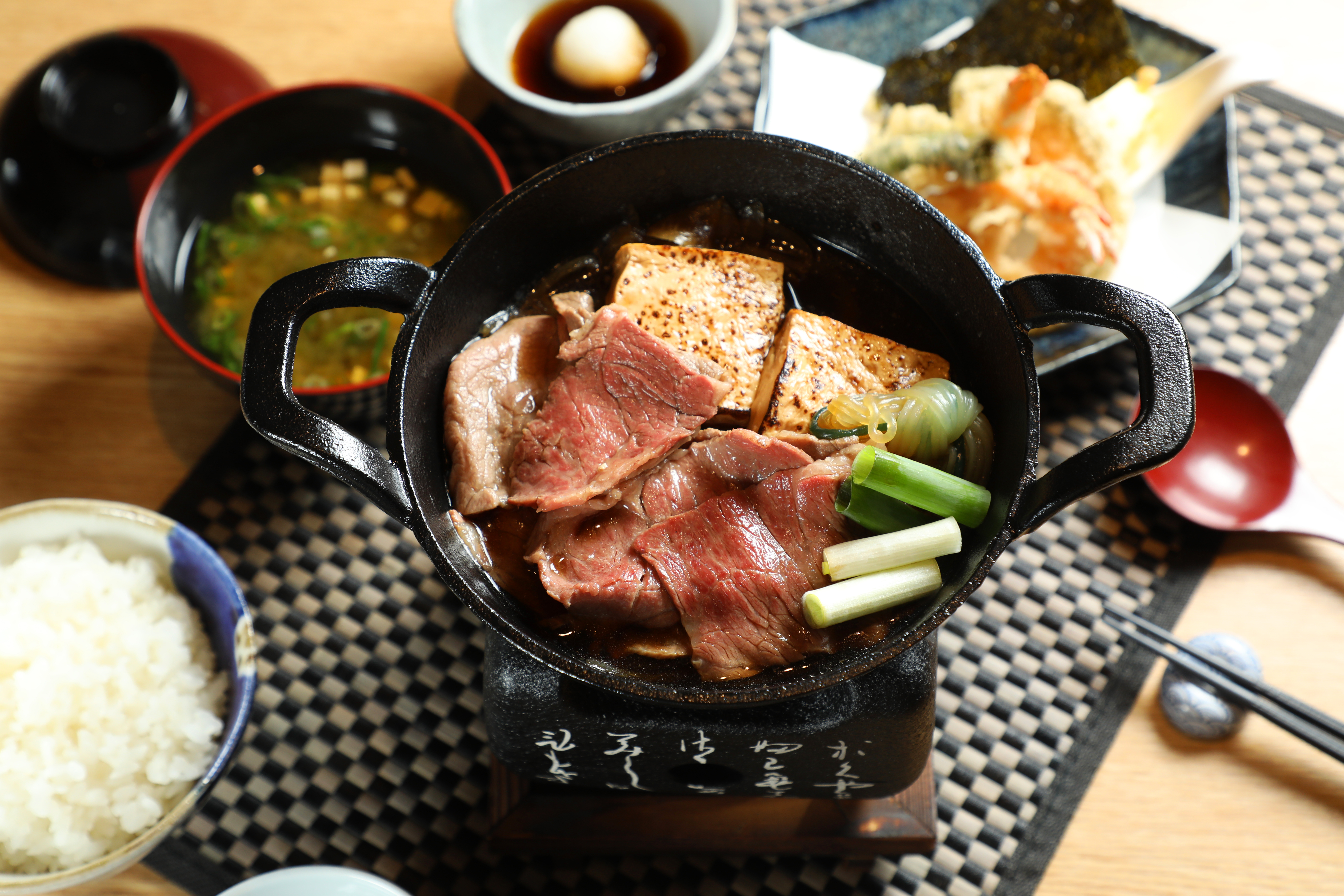 點用「天婦羅與壽喜燒定食」，可將炸過的半熟荷包蛋放在白飯上，與蛋汁、牛肉、壽喜燒醬汁拌勻一起享用，最銷魂。（410元／份）