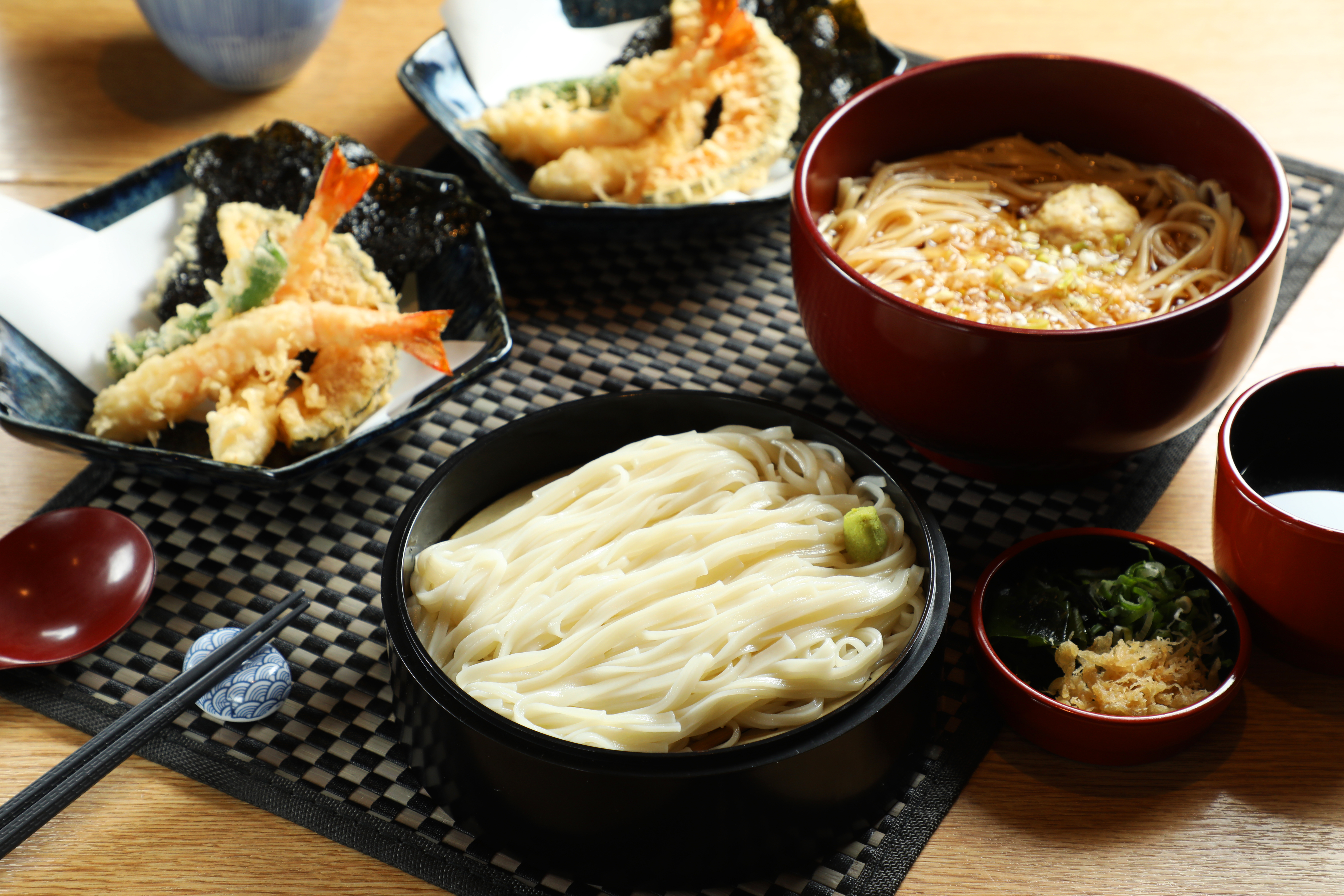 用日本進口麵條的「稻庭風烏龍麵定食」，有冷熱兩種選擇，搭配天婦羅，一吃雙享受。（冷麵350元／份、熱麵360元／份）