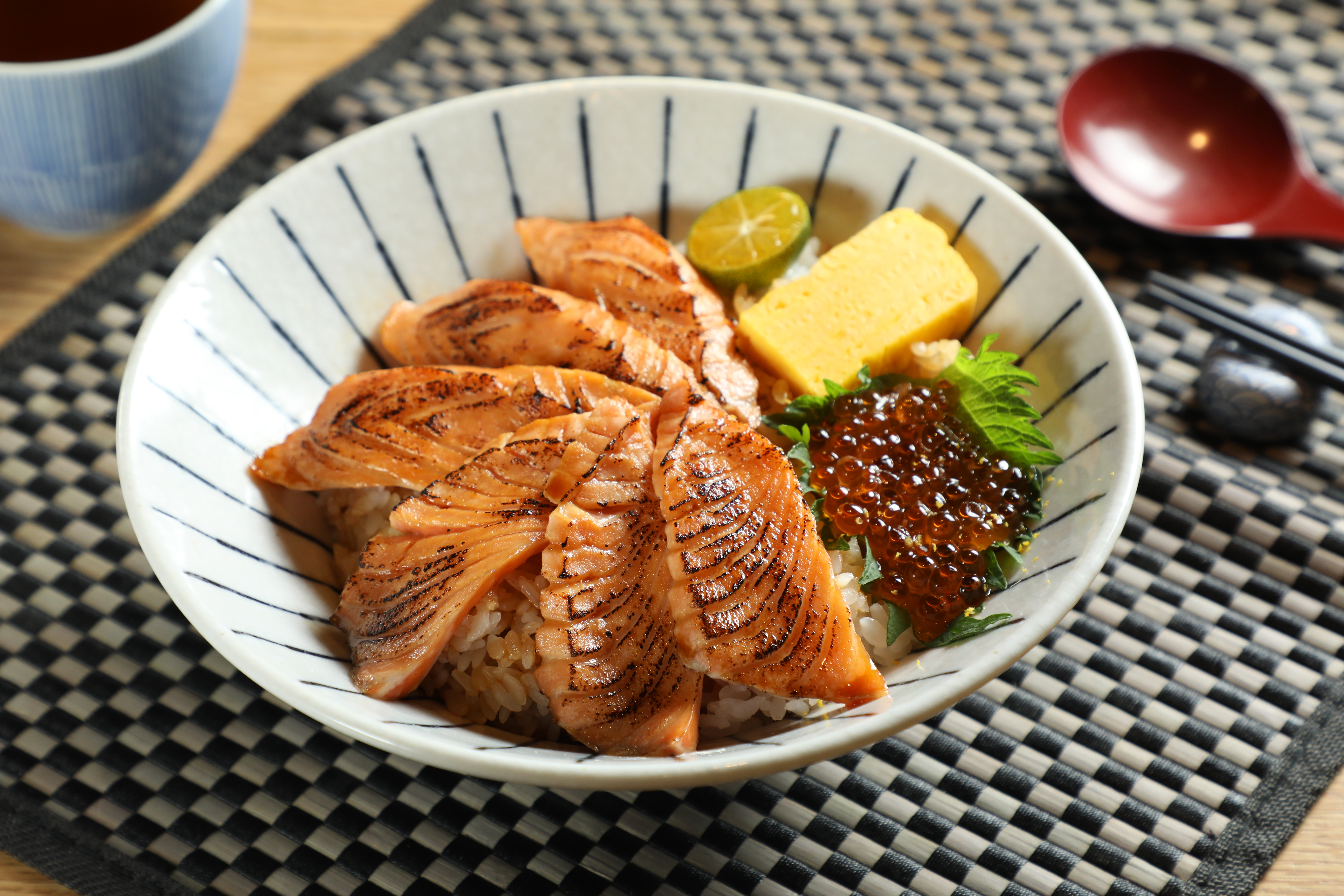 「炙燒鮭魚丼」是金子半之助唯一的非天婦羅產品，但甜香鮭魚與鹹香鮭魚卵組合，華麗感十足。（350元／份）