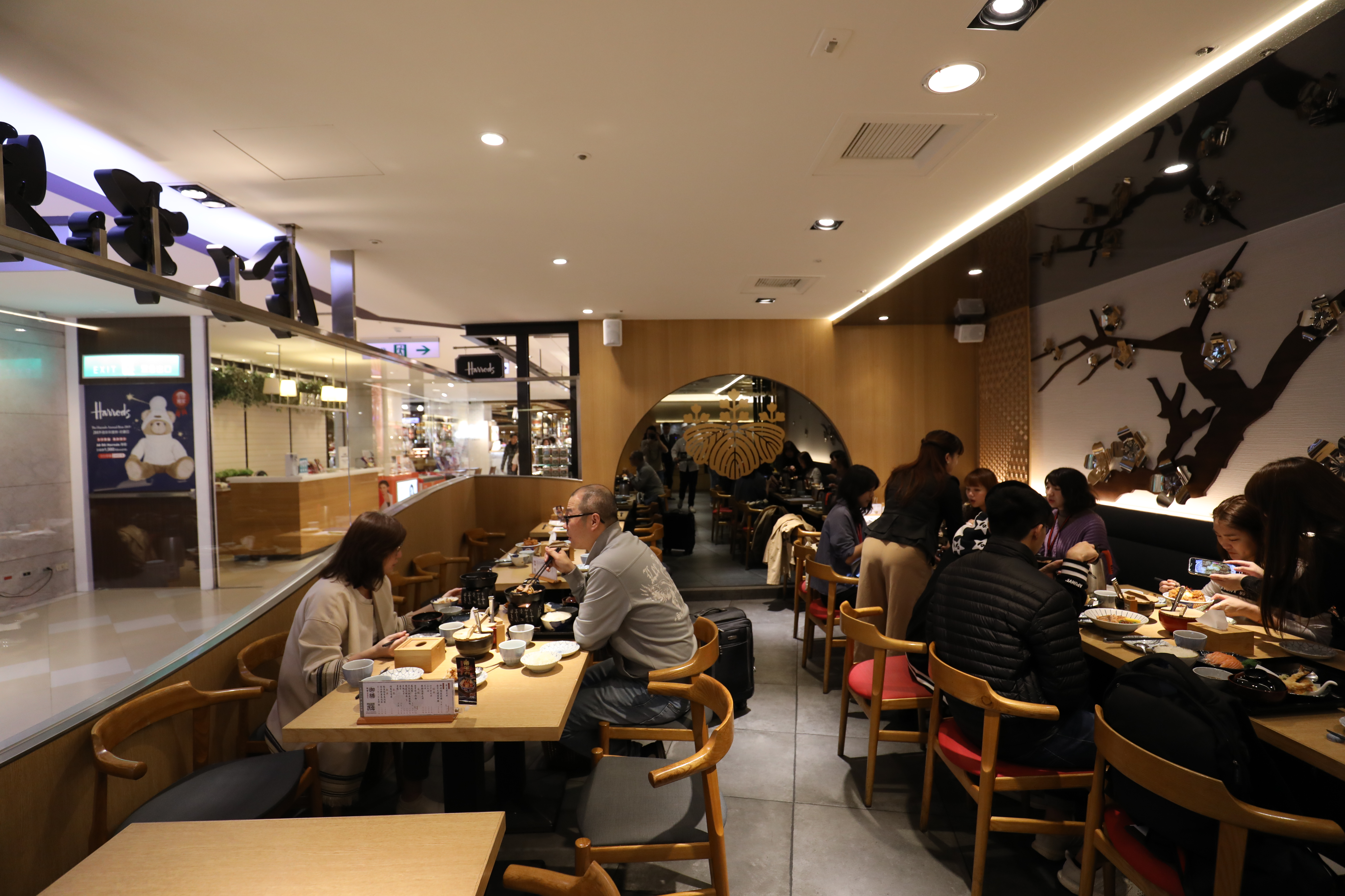 近日到「金子半之助」店內用餐，可享買一送一，還有滿500元送200元的加碼優惠。