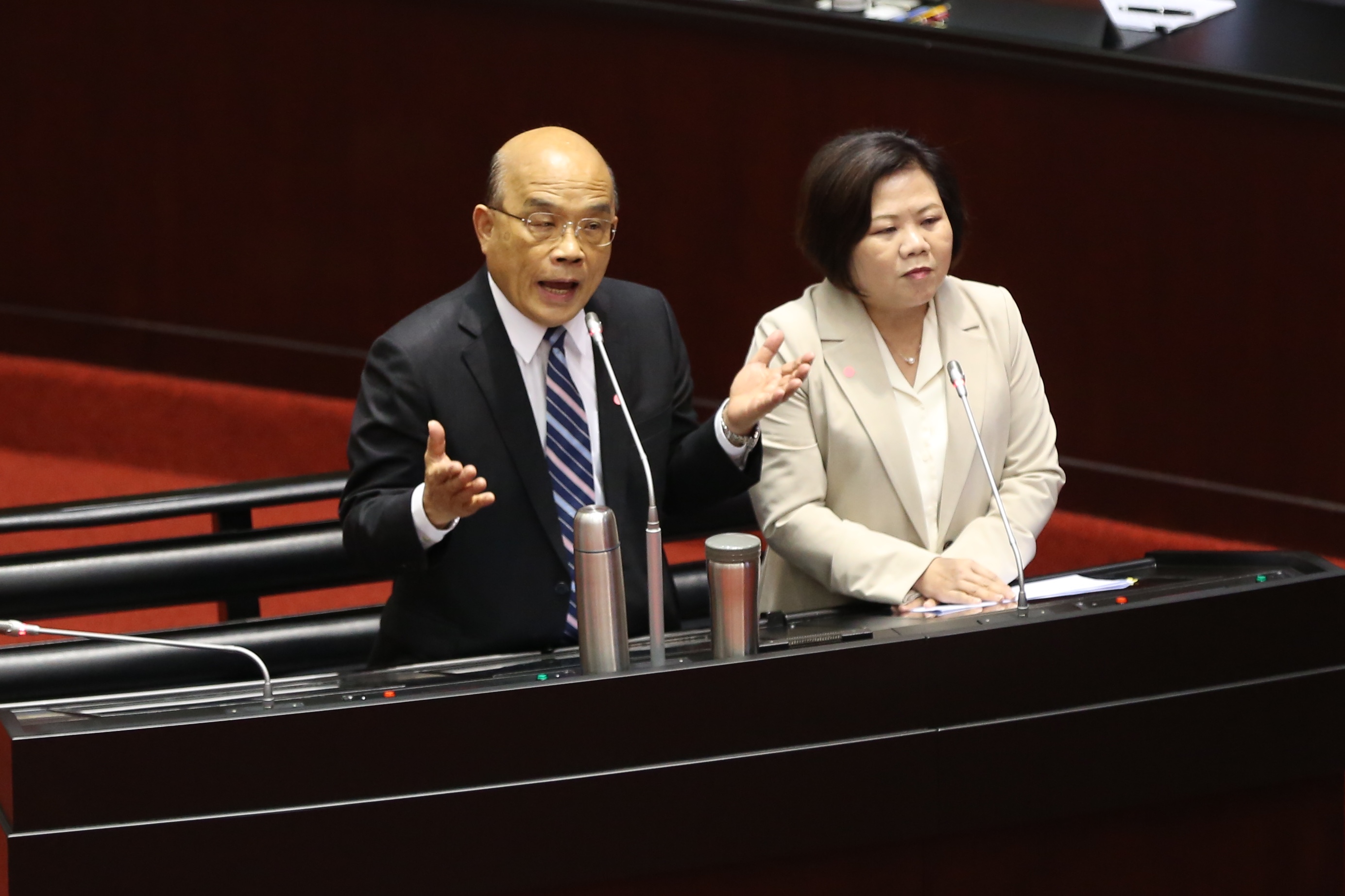 行政院長蘇貞昌與立委蔣萬安因紓困特別預算案勞動部編列零預算槓上。