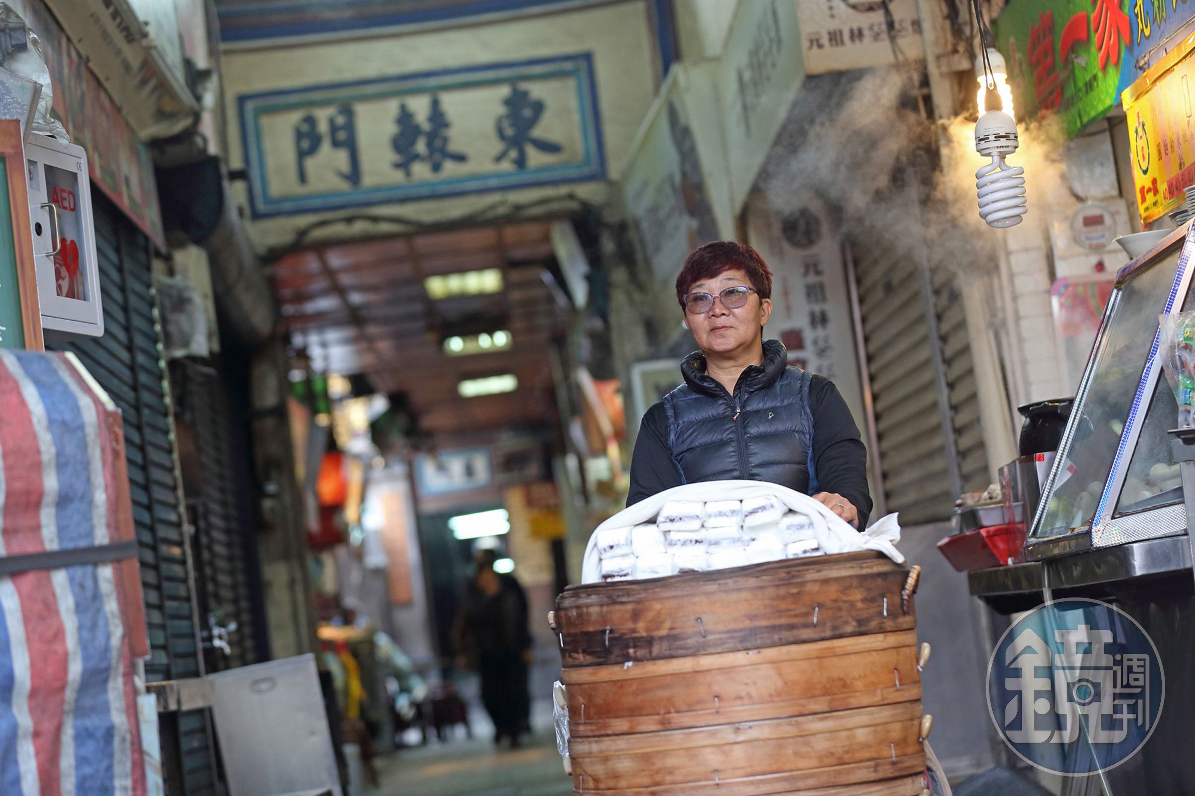 今年60歲的朱桂紅從媽媽手中接手販賣茯苓糕，至今已經快40年。