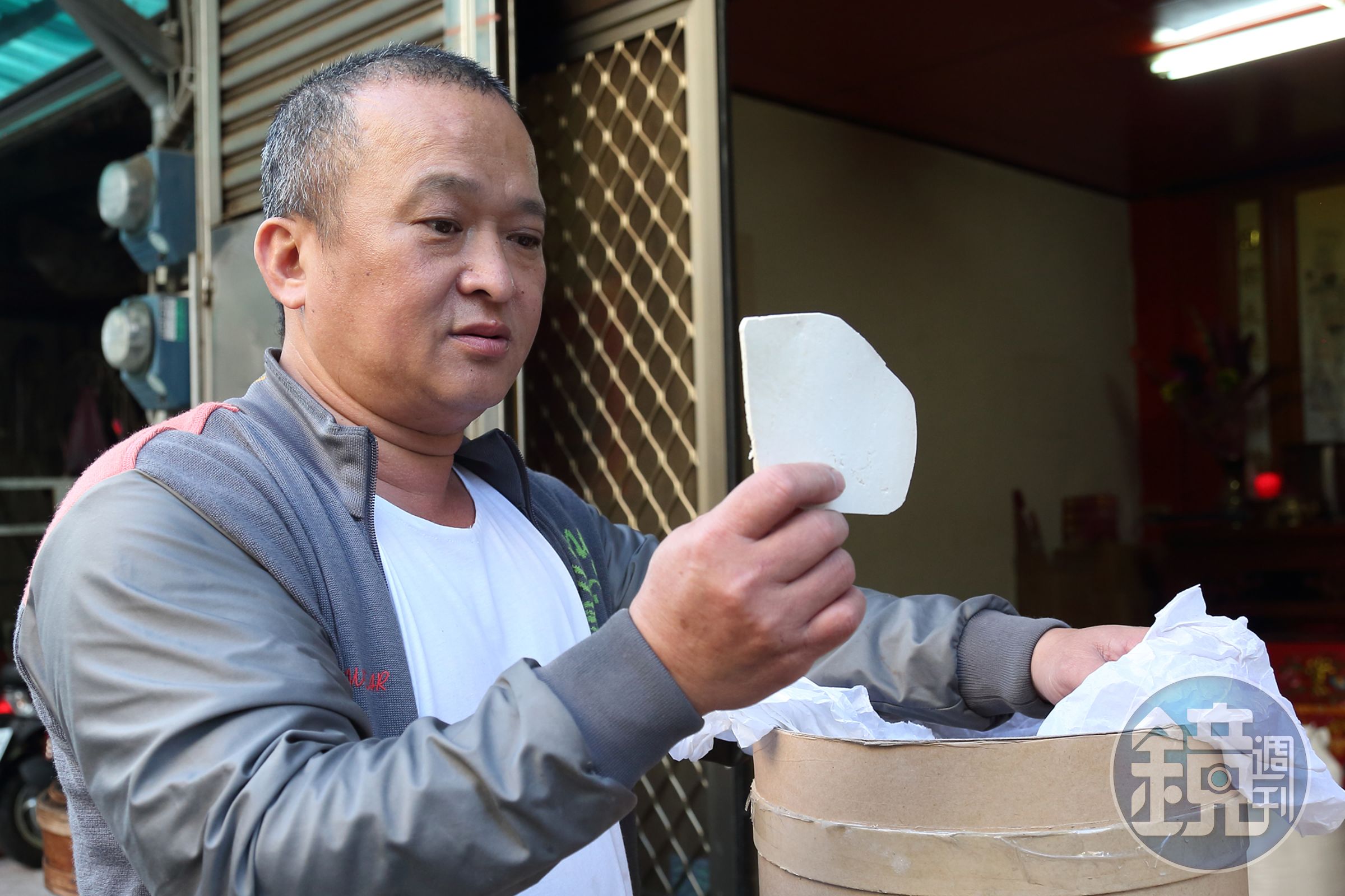 茯苓糕使用高品質茯苓，朱明發常常要上台北迪化街採購。