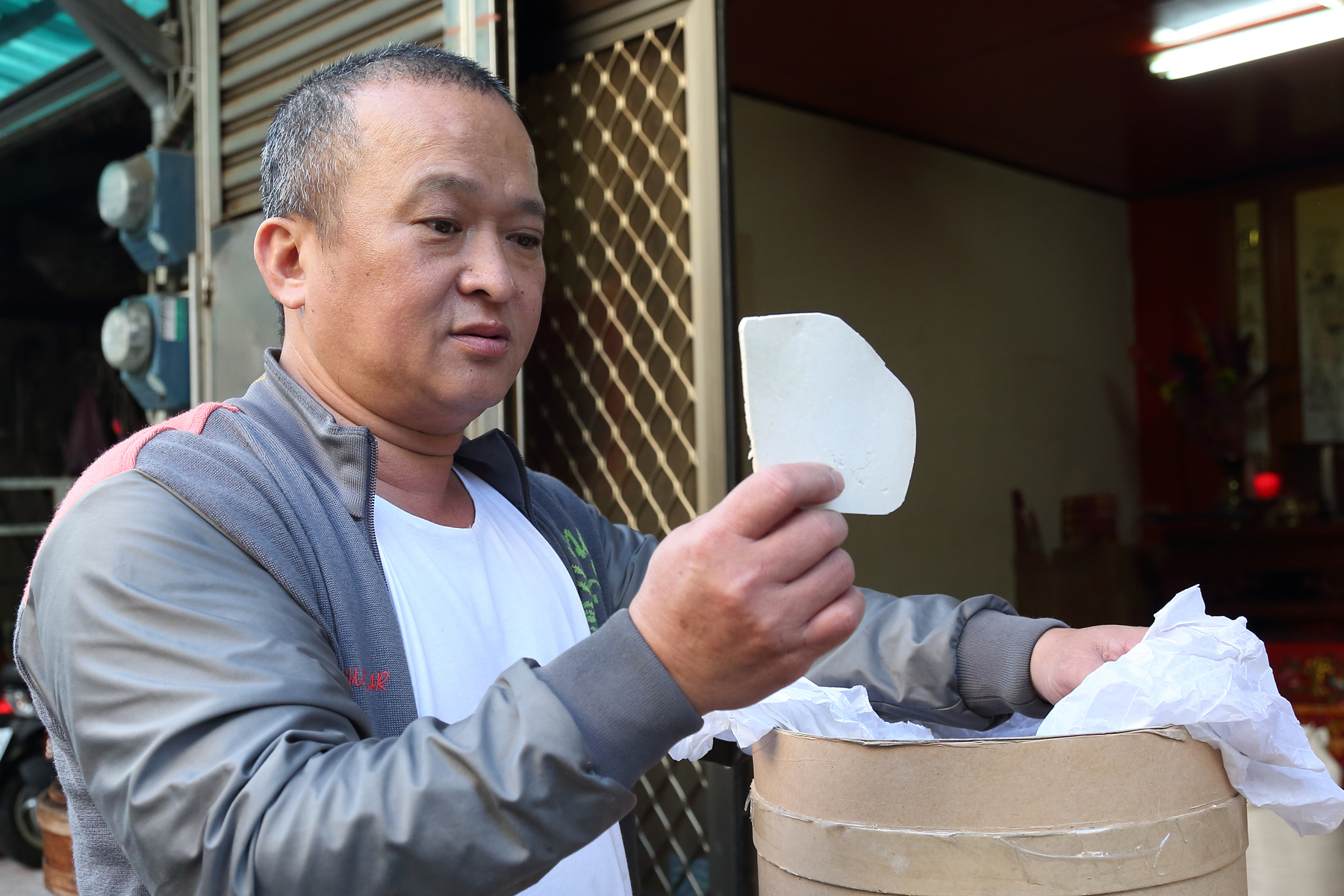 茯苓糕使用高品質茯苓，朱明發常常要上台北迪化街採購。