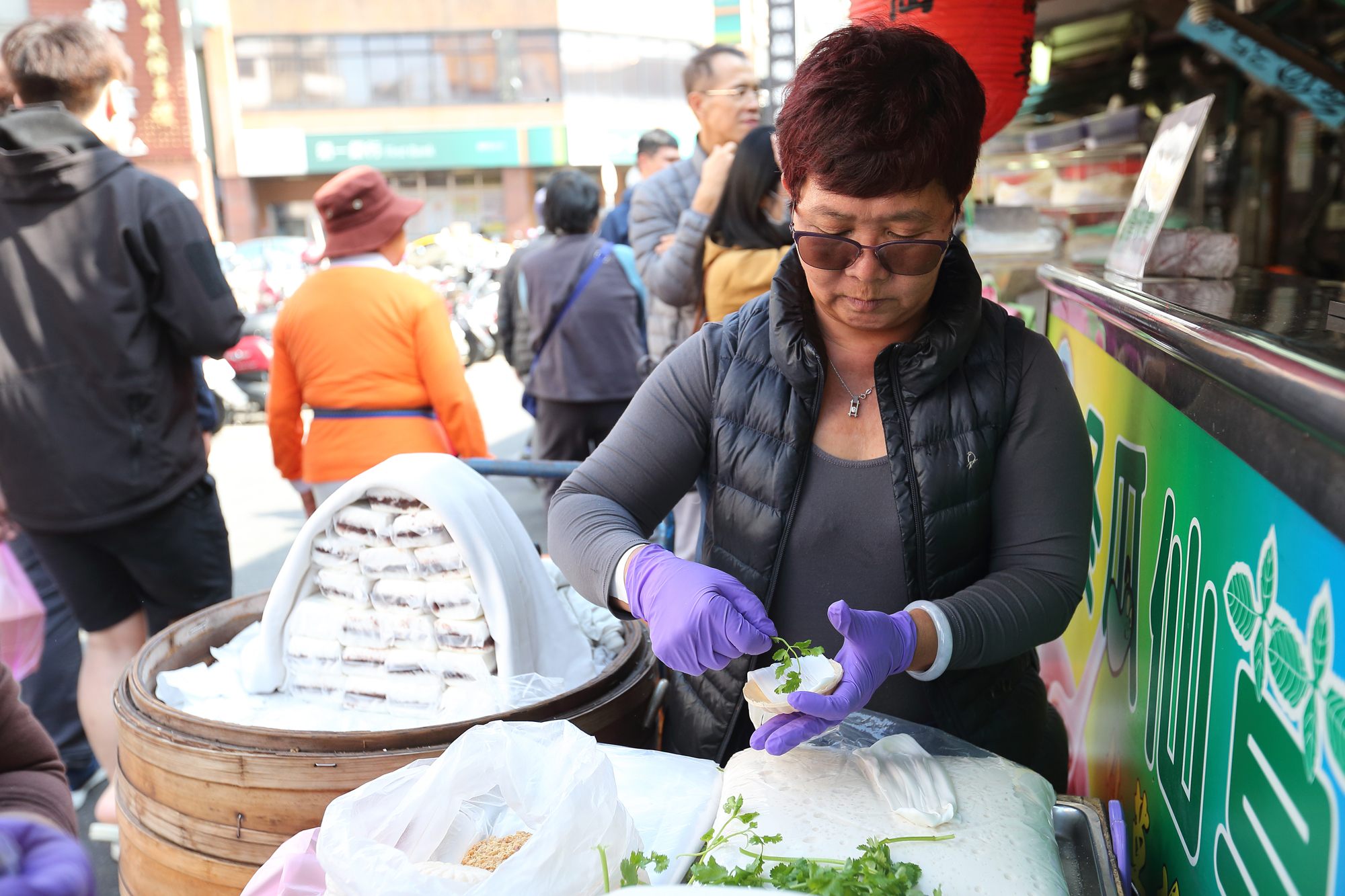 朱桂紅除了販售茯苓糕還有白麥芽糖，加入的香菜都得特別挑選、仔細清洗。