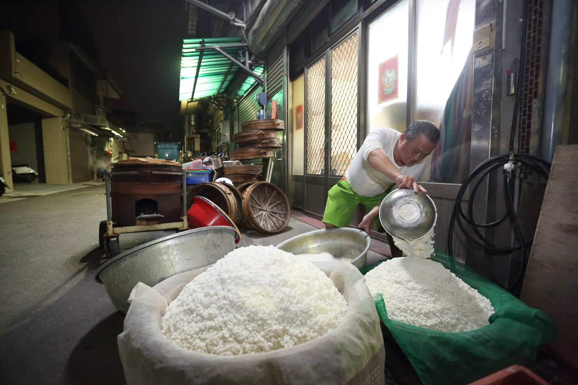 朱家的茯苓糕是由純米捶成粉製作，每週有二、三天朱明發得洗米、瀝乾，再進行後續捶米的動作。