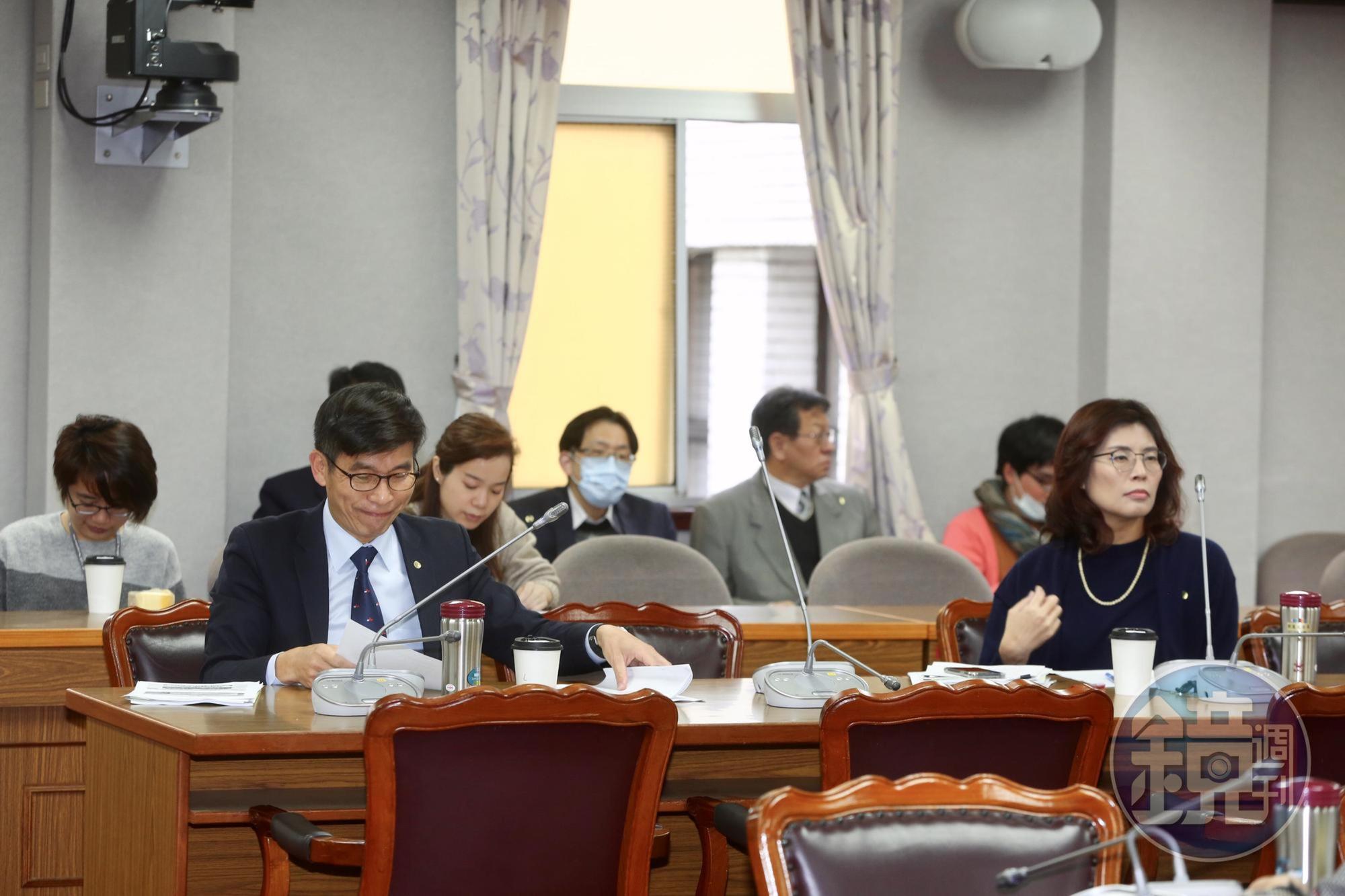 立法院司法委員會開窗讓會議室通風。