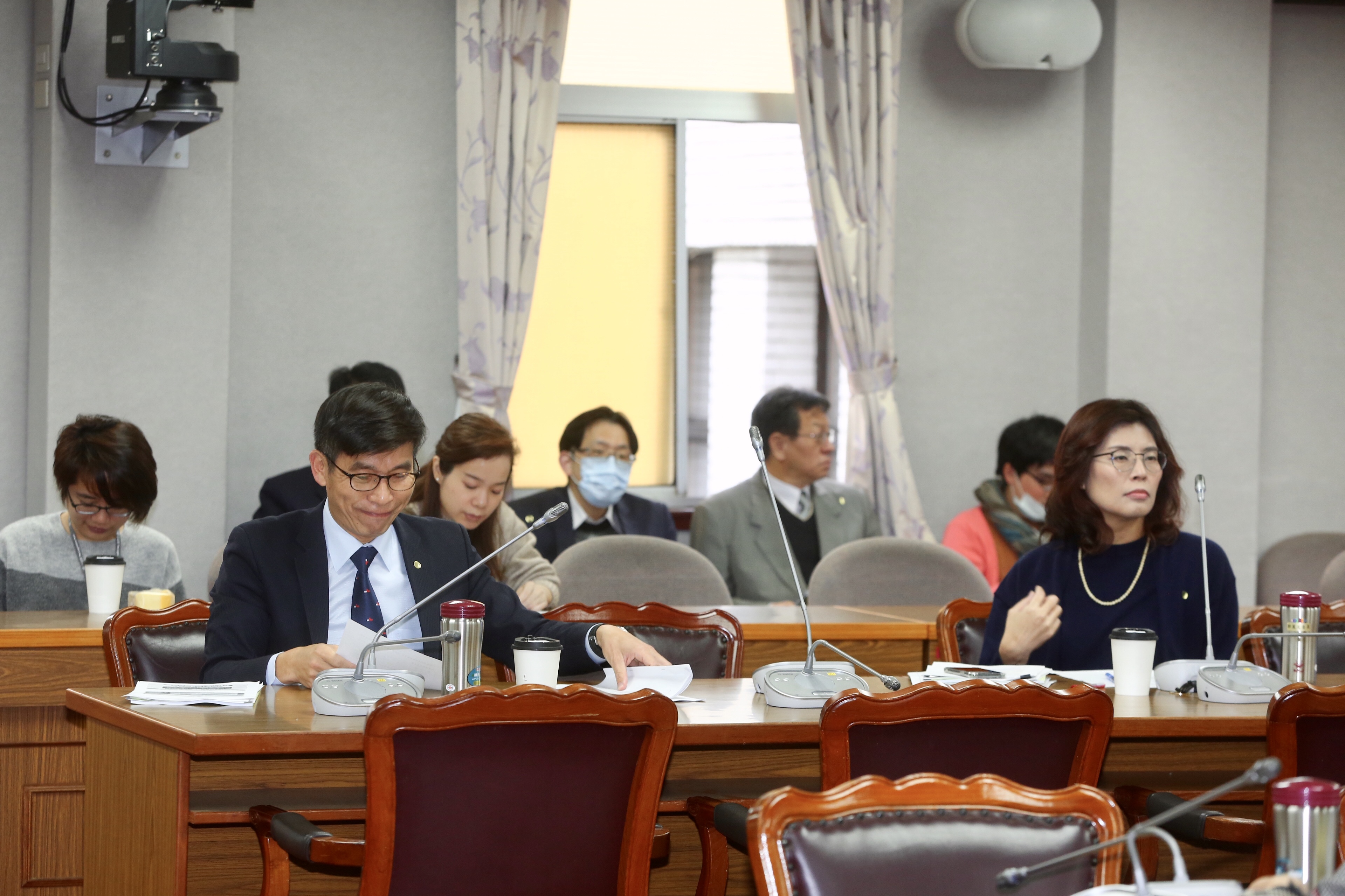 立法院司法委員會開窗讓會議室通風。