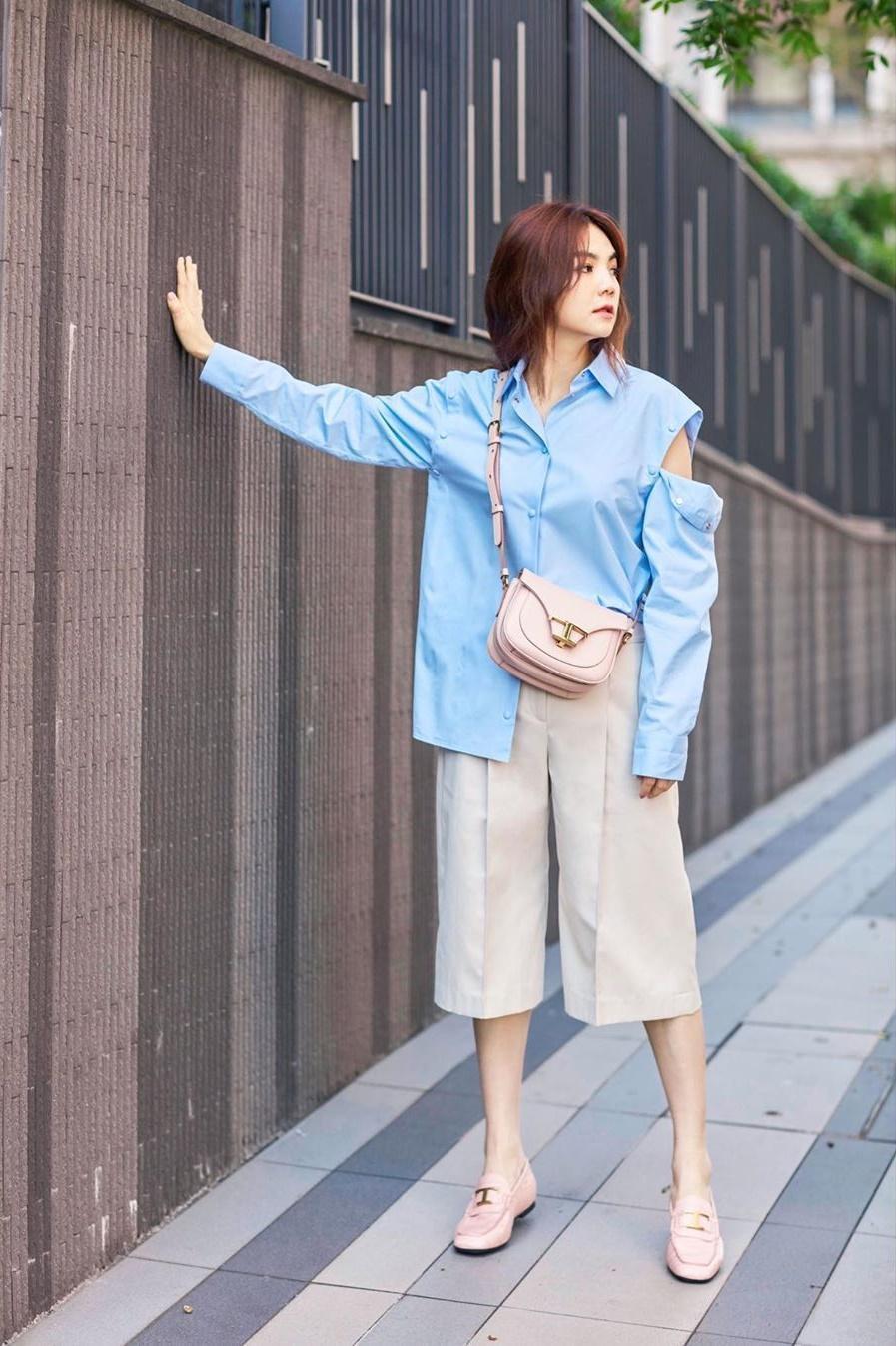 Ella穿著TOD'S TIMELESS鱷魚壓紋樂福鞋NT$24,500、搭配TIMELESS BAG肩斜揹包裸粉色NT$72,300。(翻攝自Ella IG)