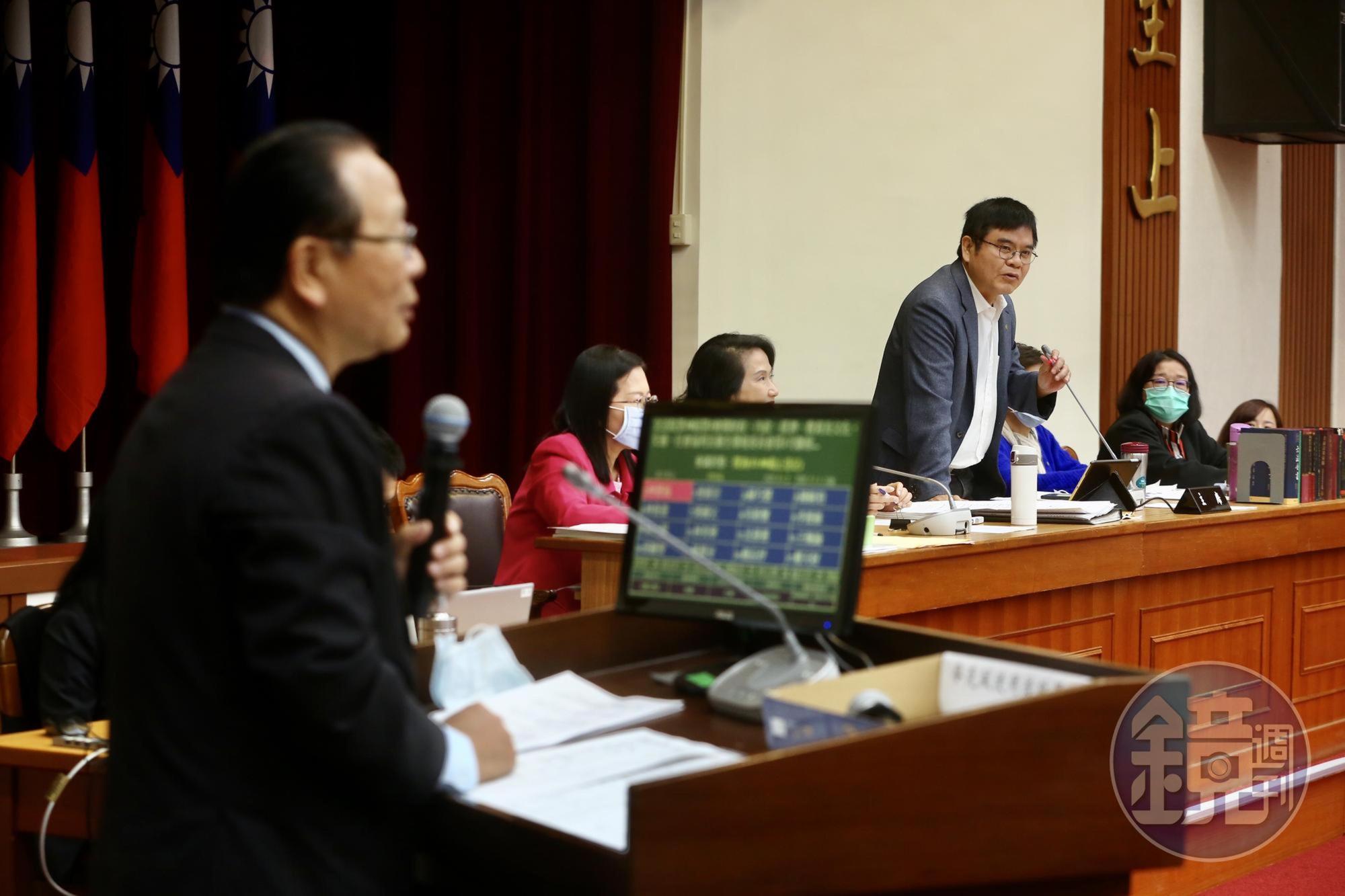 召委莊瑞雄同意國民黨立委林德福提案,要求部分列席官員到另一間會議室。