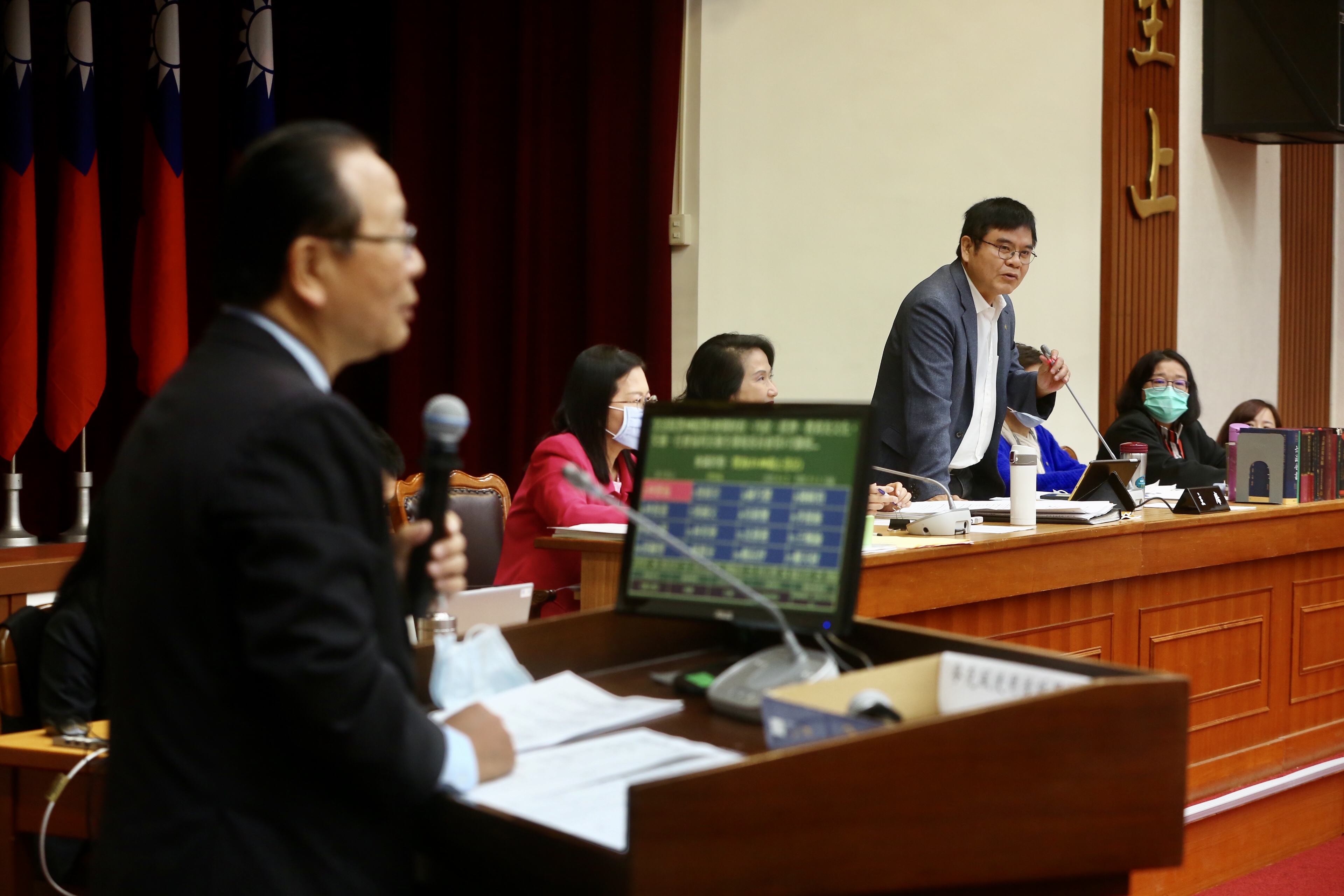 召委莊瑞雄同意國民黨立委林德福提案，要求部分列席官員到另一間會議室。