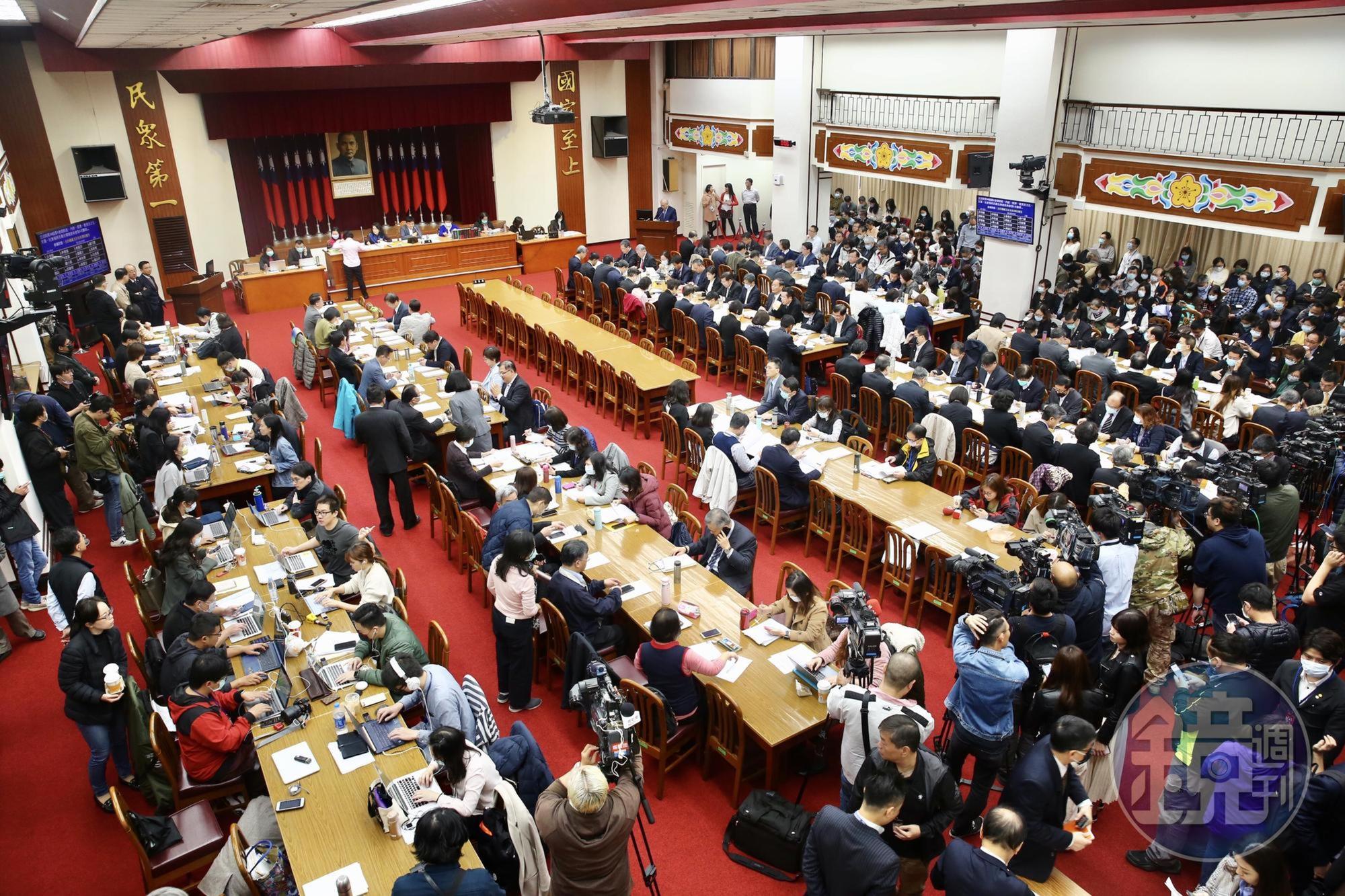 立法院財政等6個委員會今聯席審查防疫特別預算,會場湧入數百人。