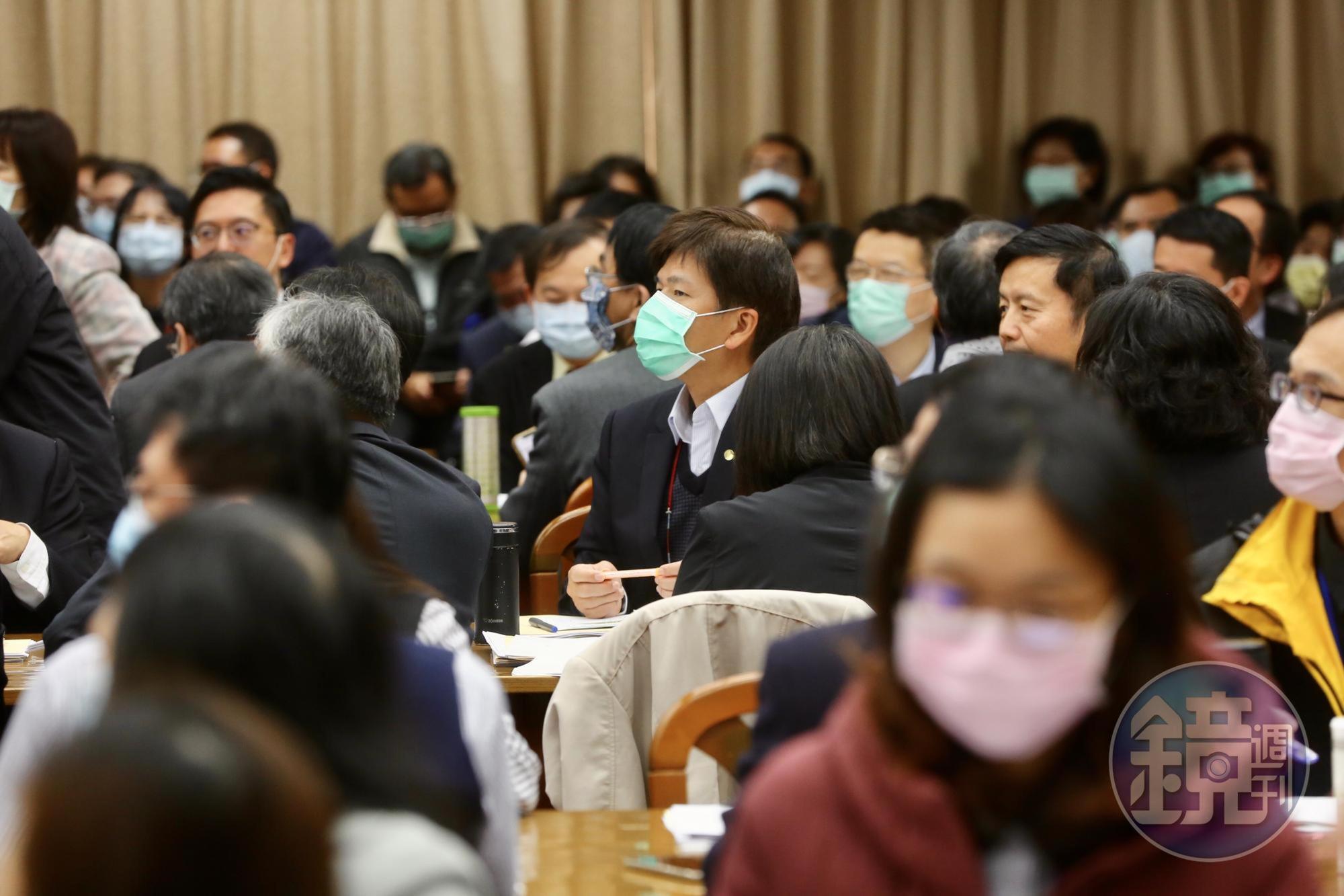 委員會會場多數備詢官員都戴著口罩。