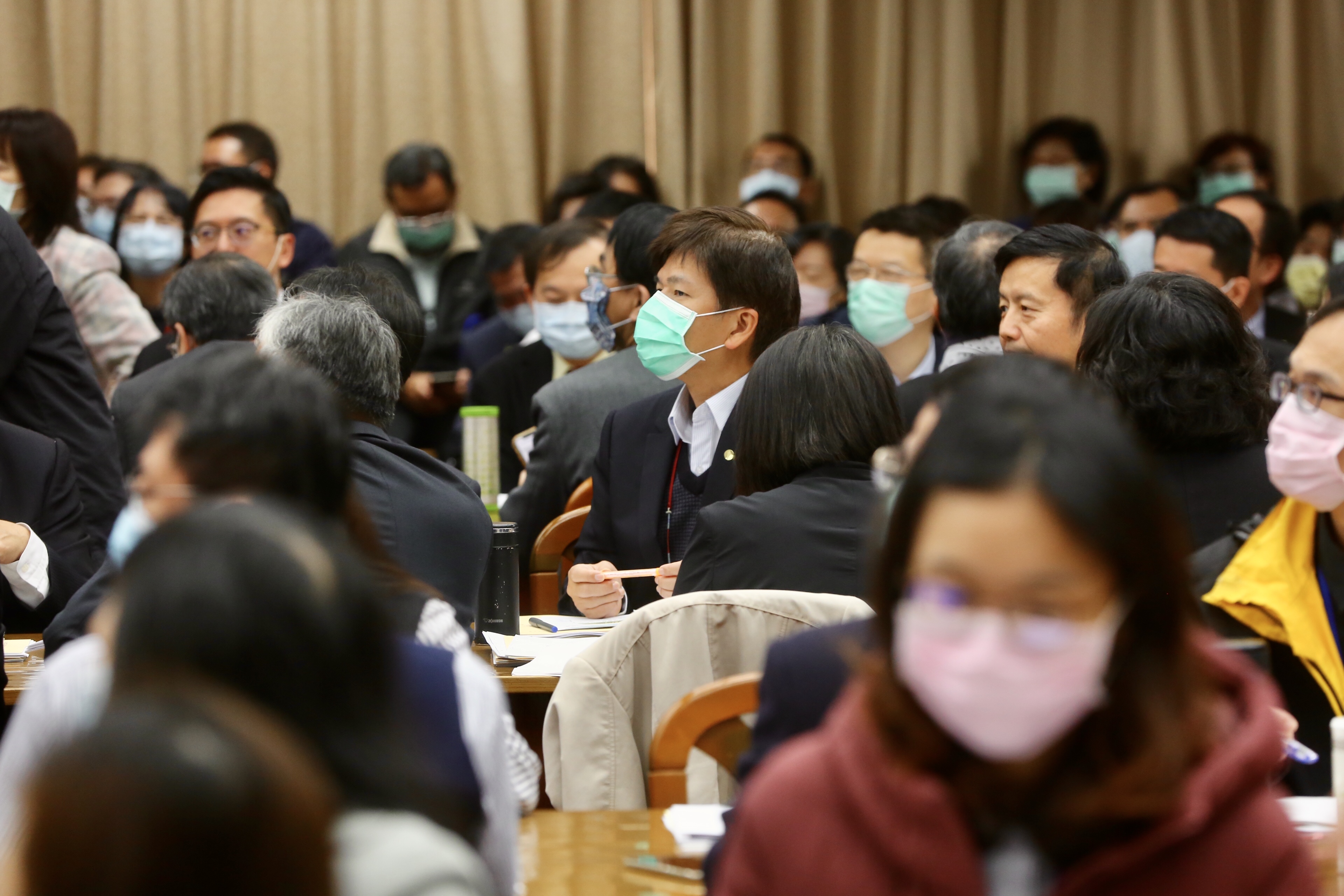 委員會會場多數備詢官員都戴著口罩。