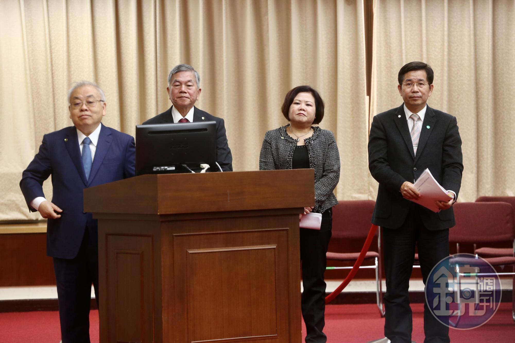 主計長朱澤民（左起）、經濟部長沈榮津、勞動部長許銘春、教育部長潘文忠備詢。