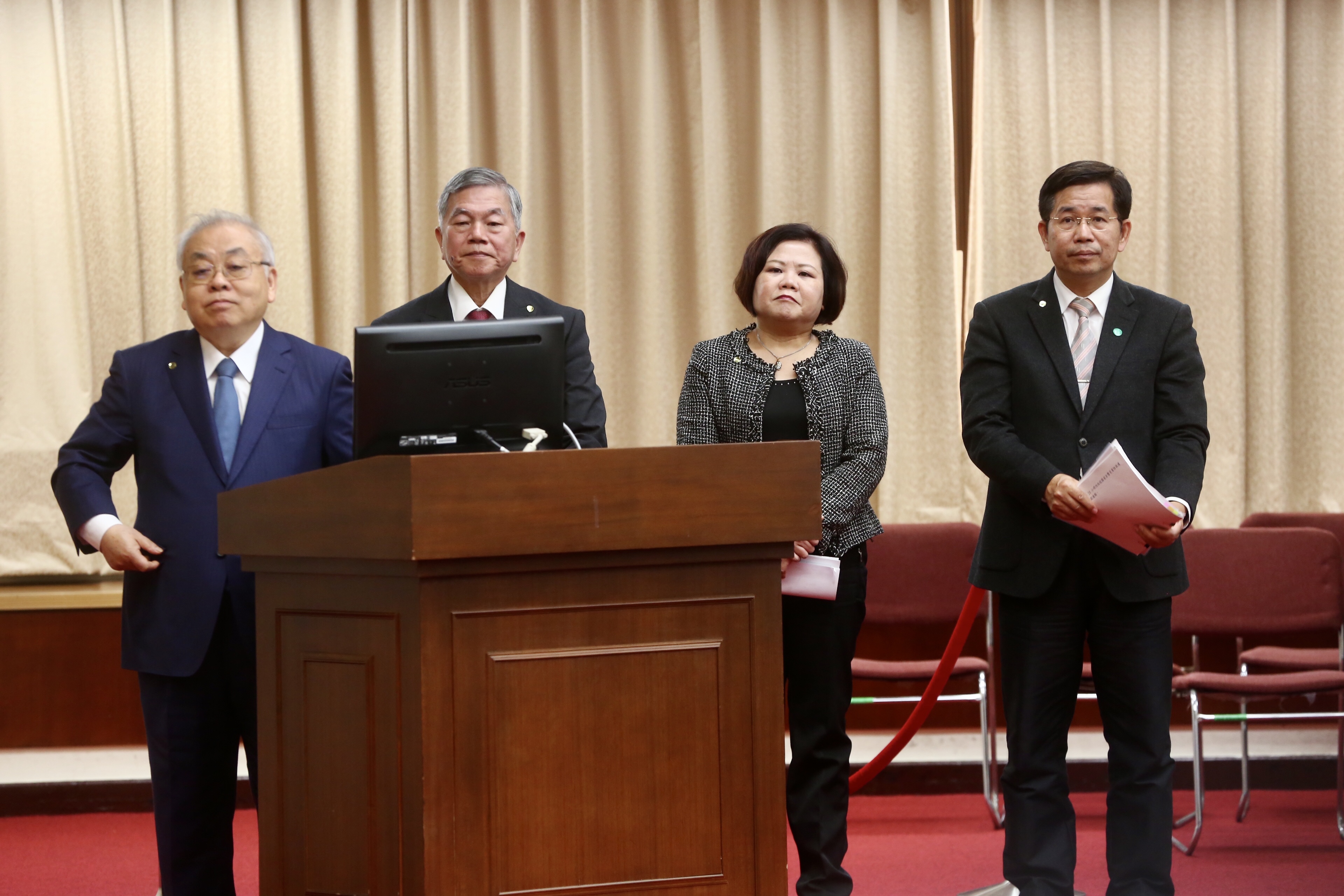 主計長朱澤民(左起)、經濟部長沈榮津、勞動部長許銘春、教育部長潘文忠備詢。